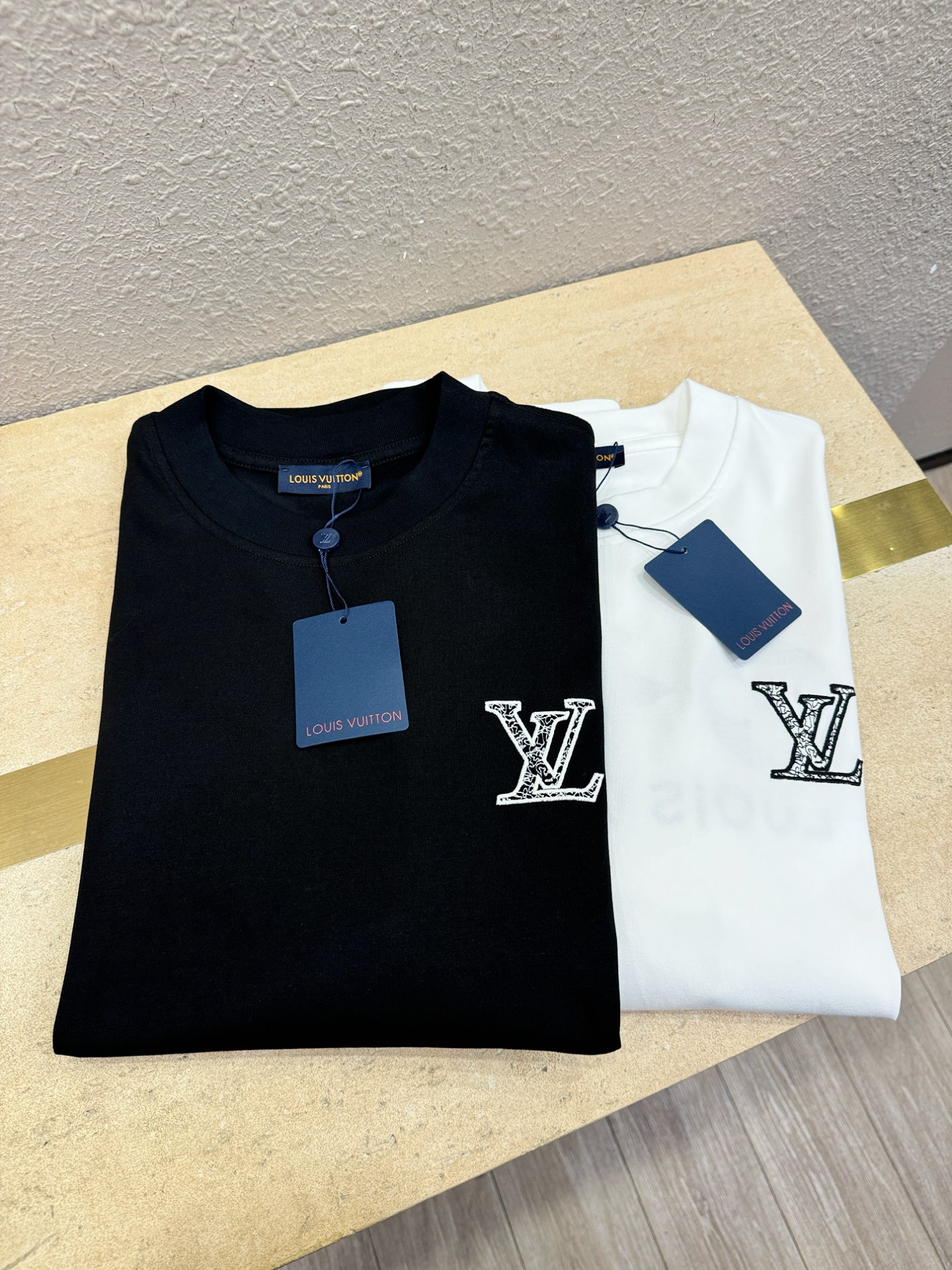 LV路易威登 2026新款短袖T恤！走秀图案时尚休闲短袖T恤衫！设计logo设计！极具设计精选客供面料，