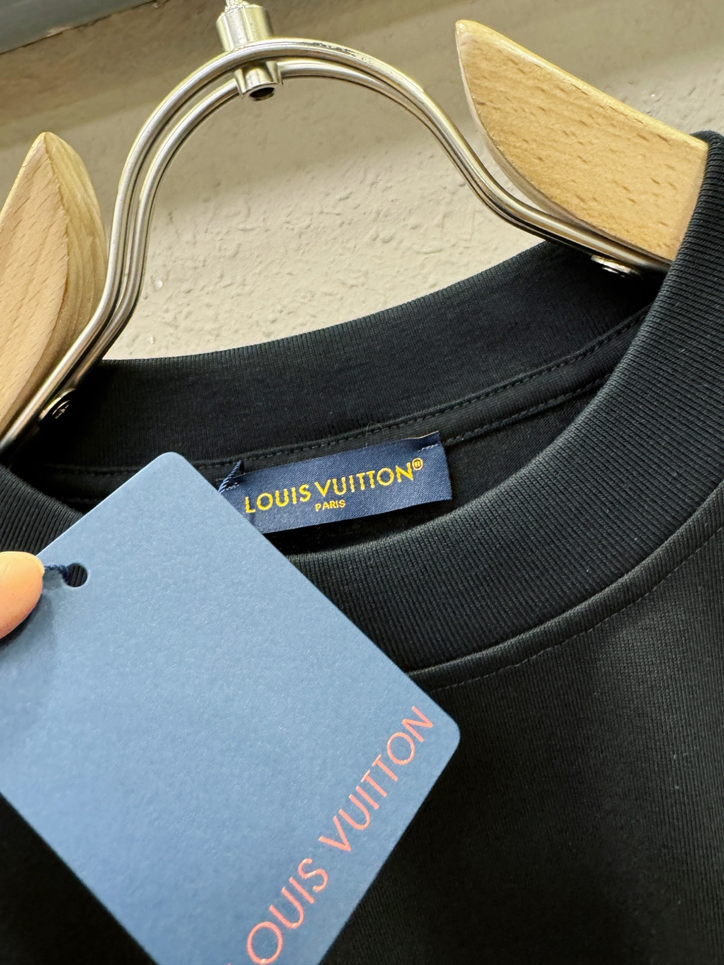 LV路易威登 2026新款短袖T恤！走秀图案时尚休闲短袖T恤衫！设计logo设计！极具设计精选客供面料，