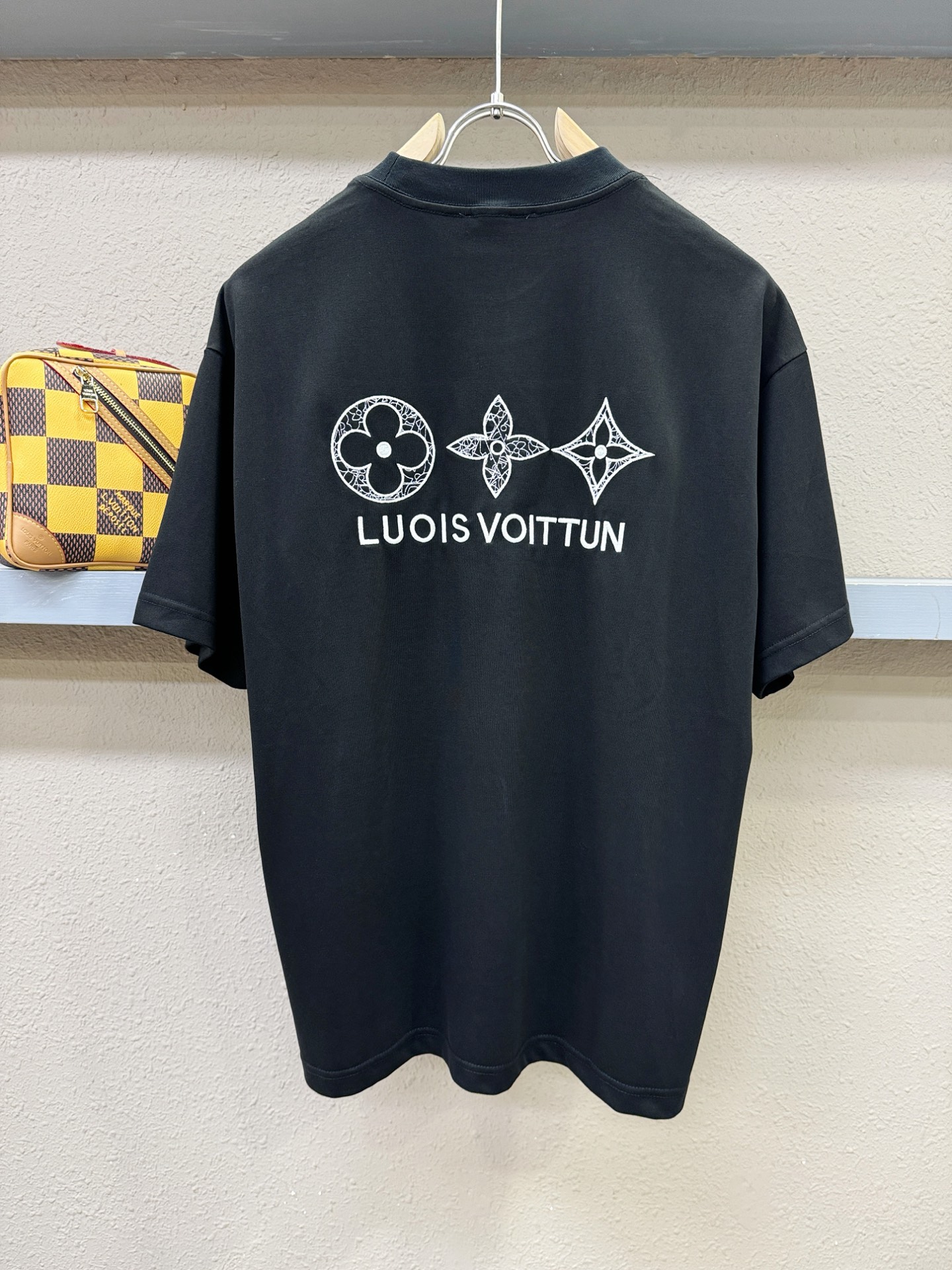 LV路易威登 2026新款短袖T恤！走秀图案时尚休闲短袖T恤衫！设计logo设计！极具设计精选客供面料，