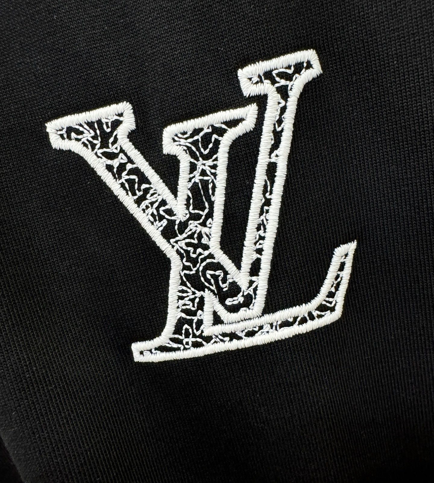 LV路易威登 2026新款短袖T恤！走秀图案时尚休闲短袖T恤衫！设计logo设计！极具设计精选客供面料，