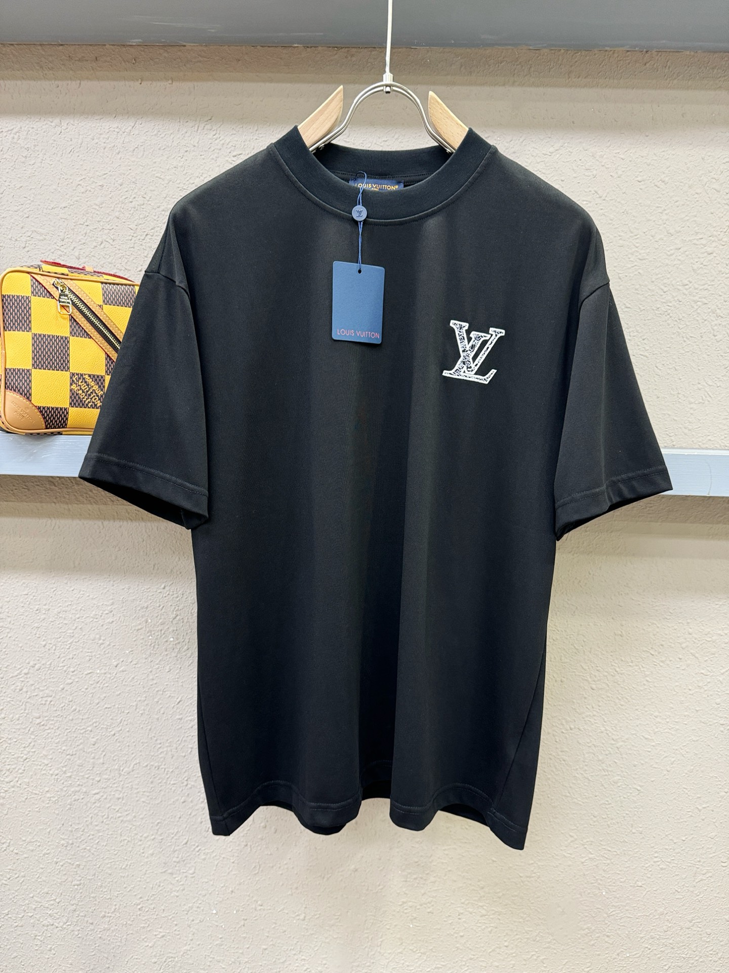 LV路易威登 2026新款短袖T恤！走秀图案时尚休闲短袖T恤衫！设计logo设计！极具设计精选客供面料，