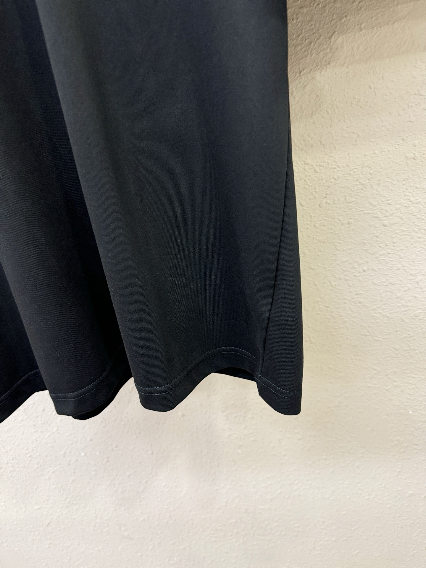 LV路易威登 2026新款短袖T恤！走秀图案时尚休闲短袖T恤衫！设计logo设计！极具设计精选客供面料，