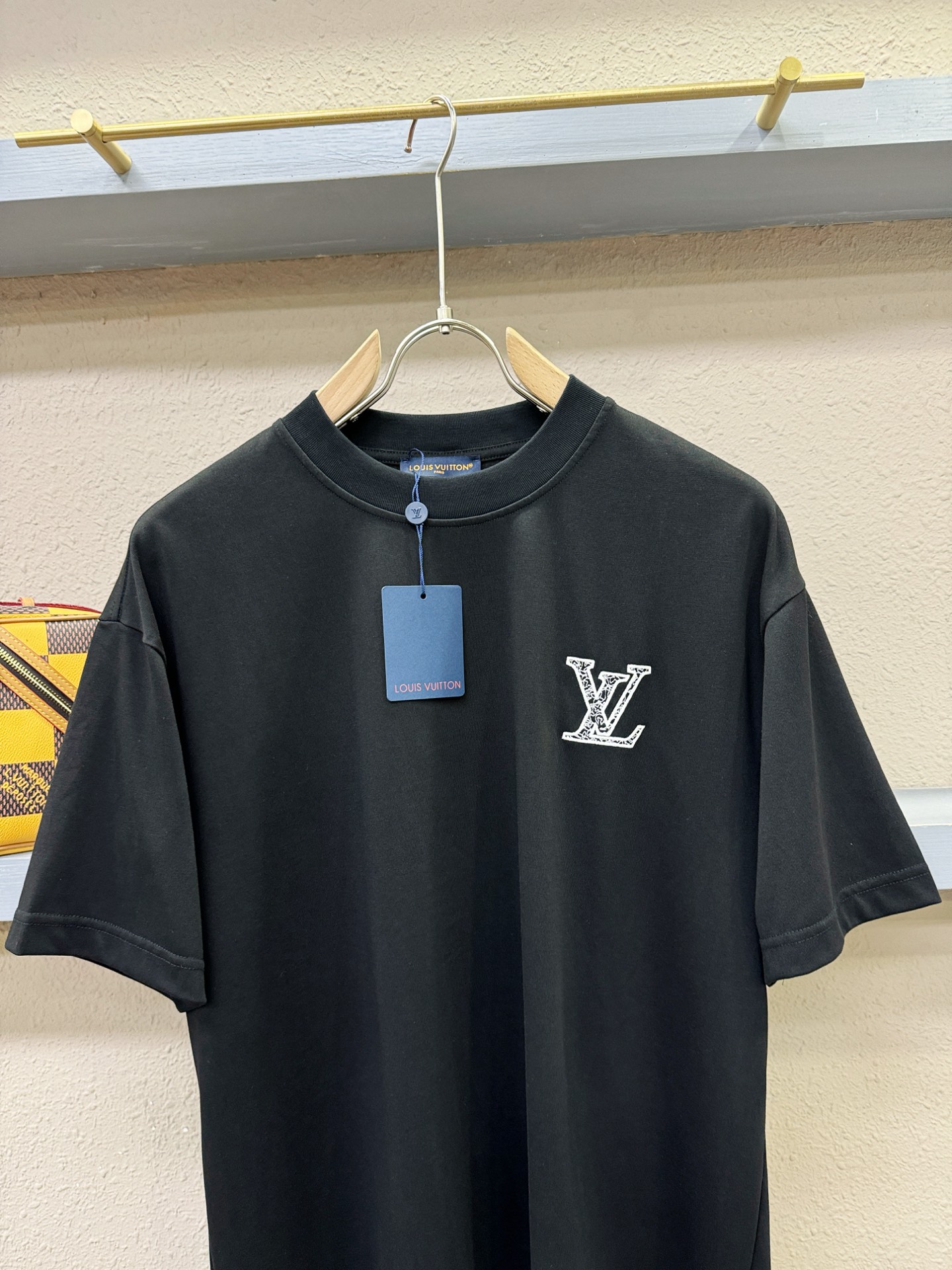 LV路易威登 2026新款短袖T恤！走秀图案时尚休闲短袖T恤衫！设计logo设计！极具设计精选客供面料，