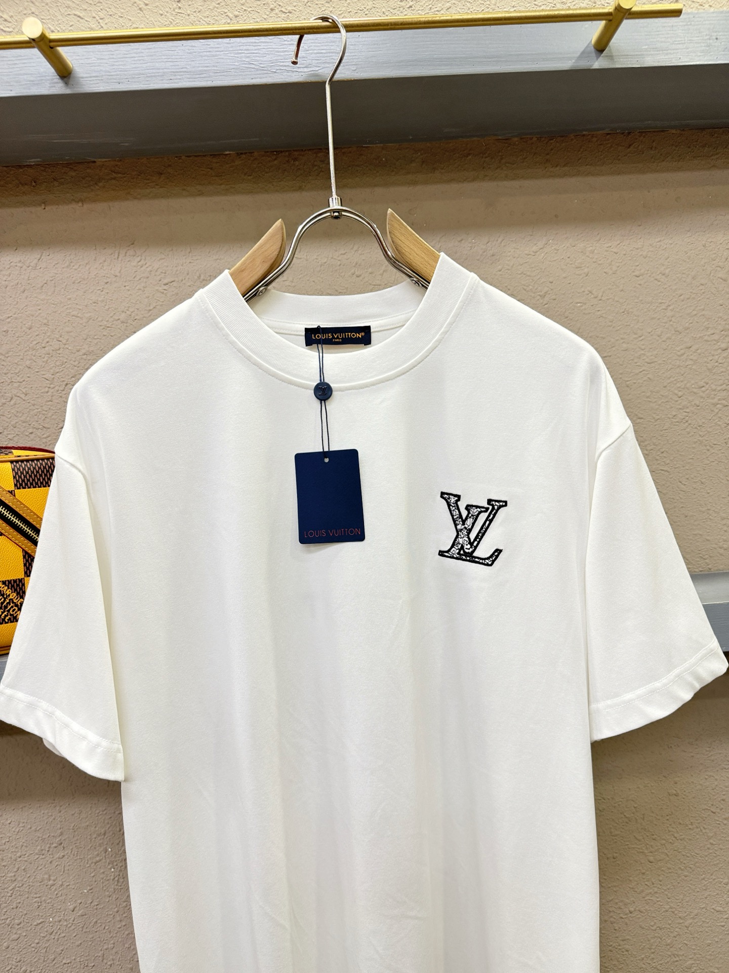 LV路易威登 2026新款短袖T恤！走秀图案时尚休闲短袖T恤衫！设计logo设计！极具设计精选客供面料，