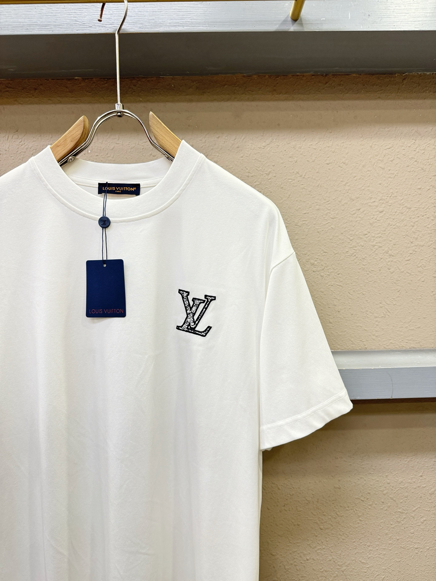 LV路易威登 2026新款短袖T恤！走秀图案时尚休闲短袖T恤衫！设计logo设计！极具设计精选客供面料，