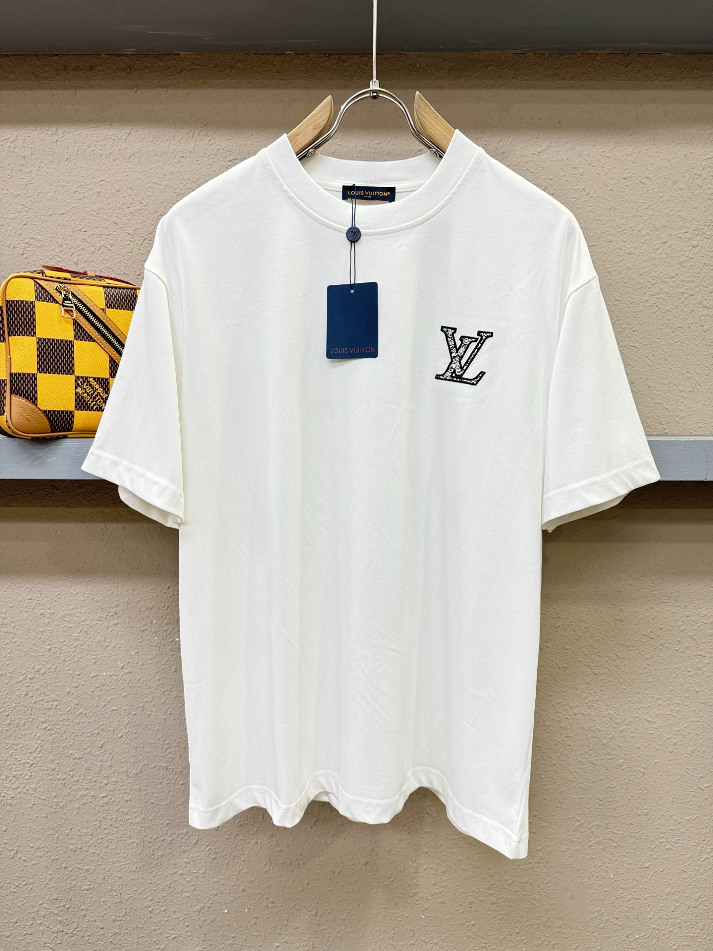 LV路易威登 2026新款短袖T恤！走秀图案时尚休闲短袖T恤衫！设计logo设计！极具设计精选客供面料，