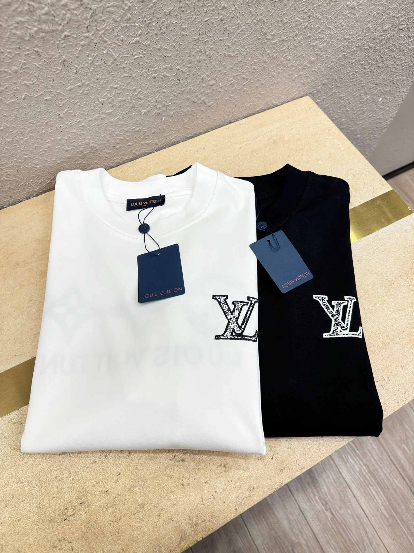 LV路易威登 2026新款短袖T恤！走秀图案时尚休闲短袖T恤衫！设计logo设计！极具设计精选客供面料，