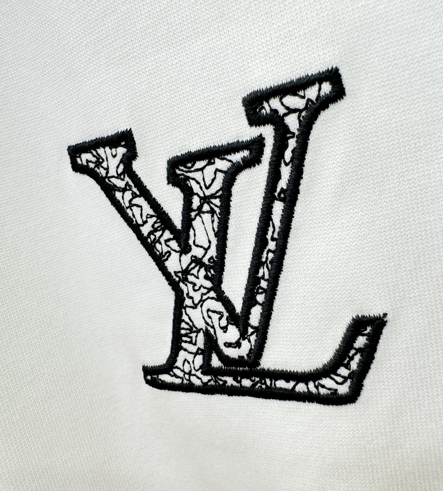 LV路易威登 2026新款短袖T恤！走秀图案时尚休闲短袖T恤衫！设计logo设计！极具设计精选客供面料，