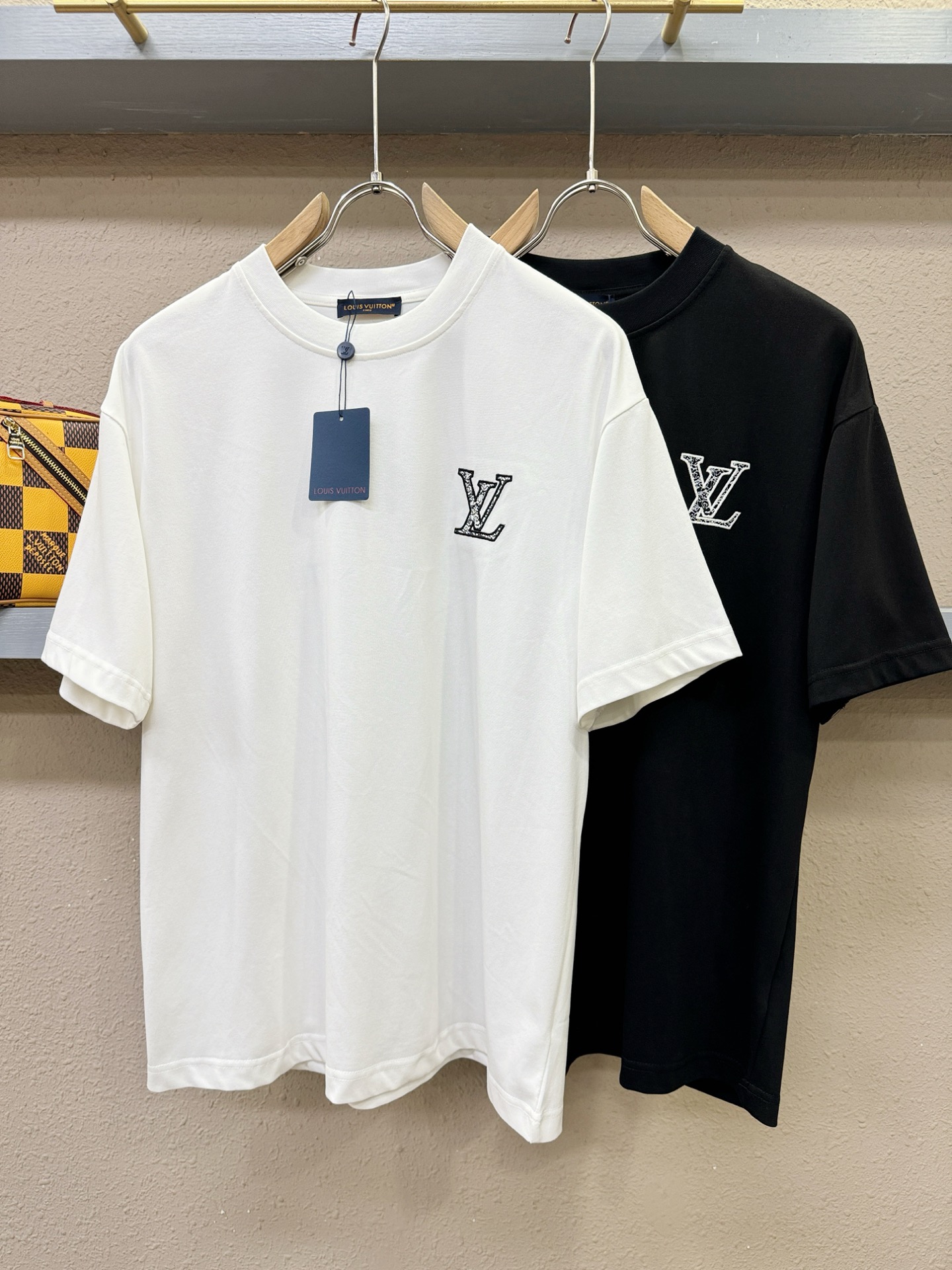 LV路易威登 2026新款短袖T恤！走秀图案时尚休闲短袖T恤衫！设计logo设计！极具设计精选客供面料，