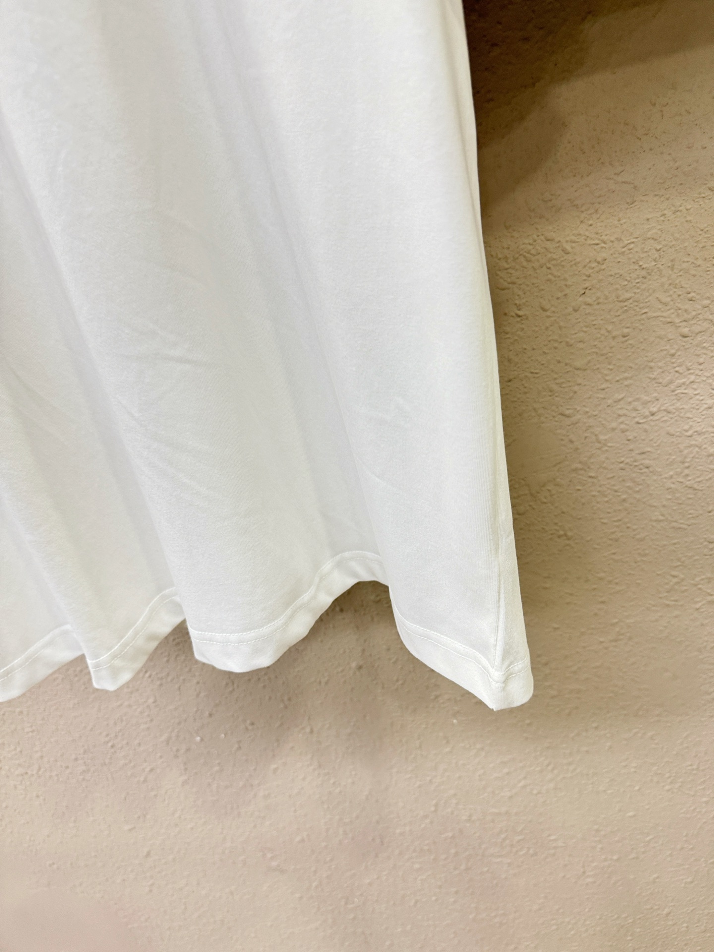 LV路易威登 2026新款短袖T恤！走秀图案时尚休闲短袖T恤衫！设计logo设计！极具设计精选客供面料，