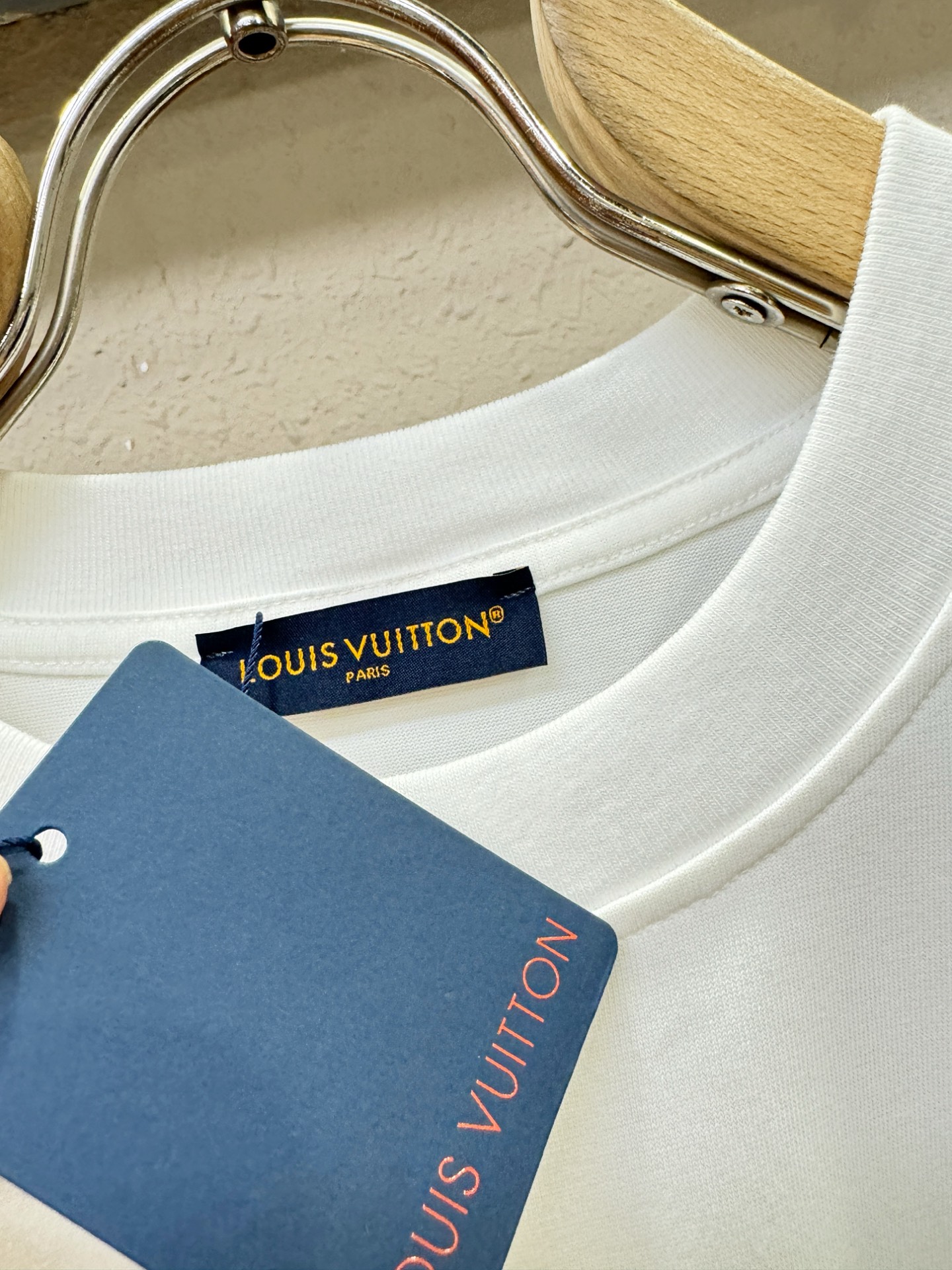 LV路易威登 2026新款短袖T恤！走秀图案时尚休闲短袖T恤衫！设计logo设计！极具设计精选客供面料，