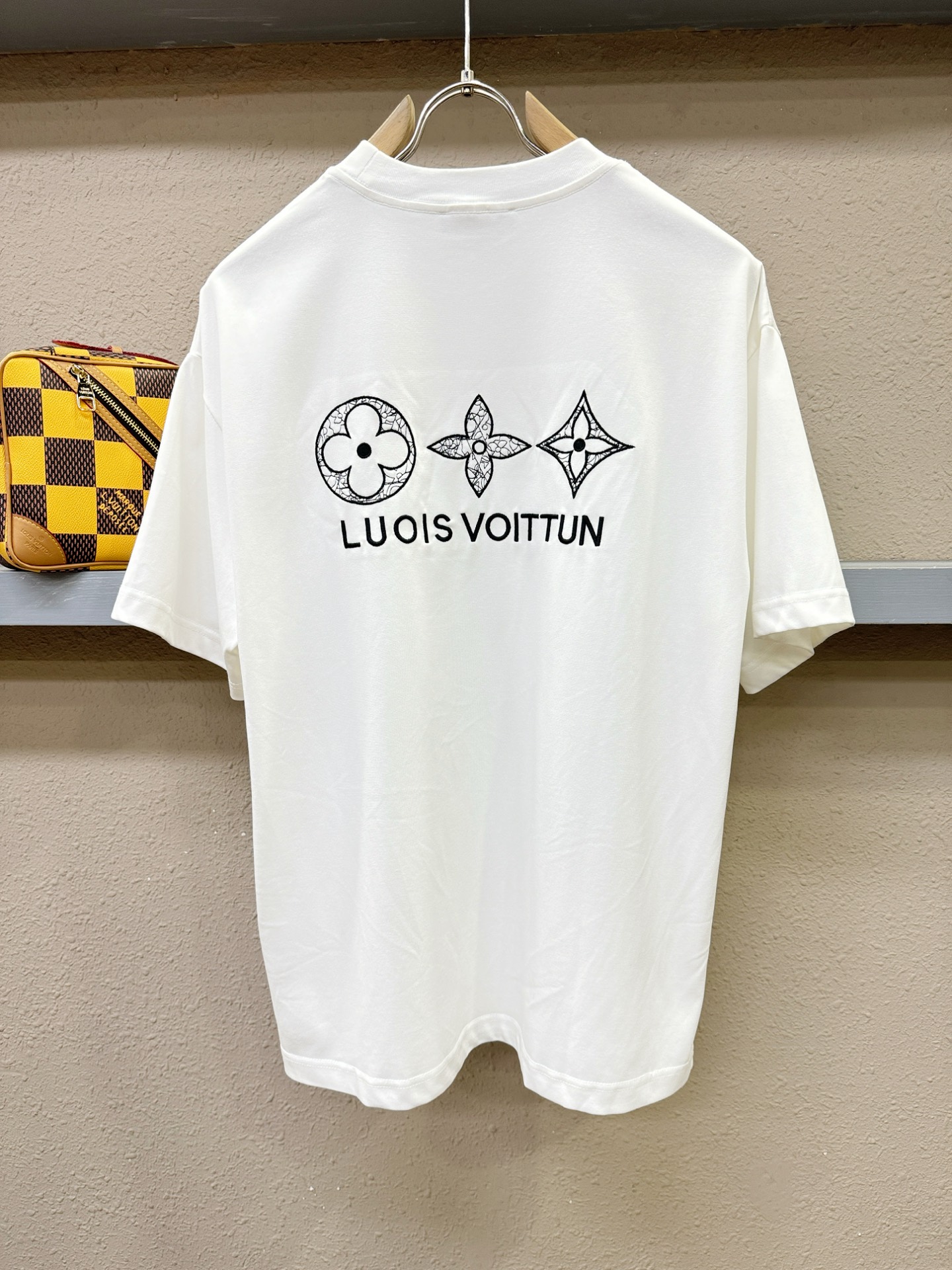 LV路易威登 2026新款短袖T恤！走秀图案时尚休闲短袖T恤衫！设计logo设计！极具设计精选客供面料，