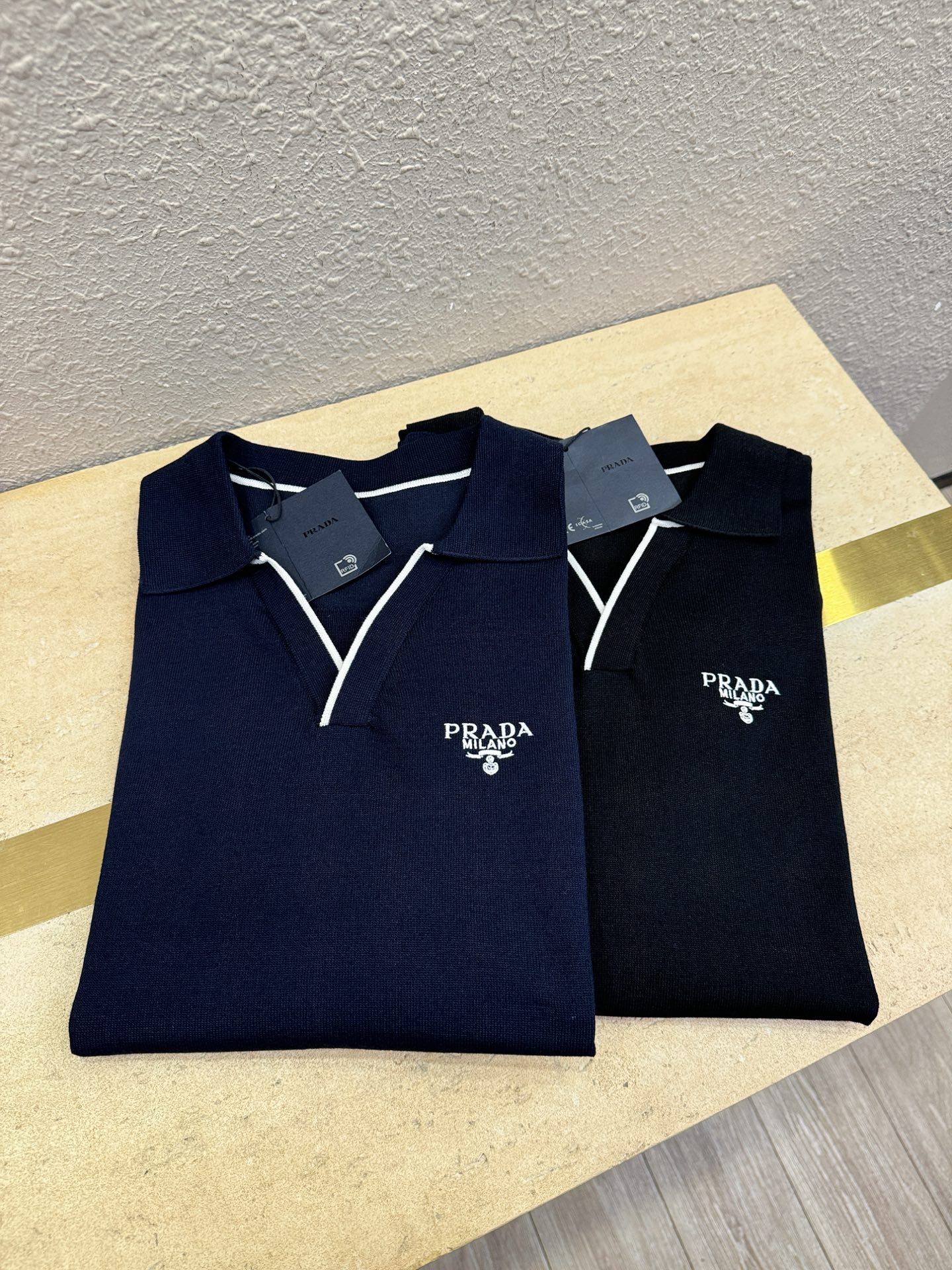 PRADA普拉达 2026春夏新品针织短袖，进口针织面料，手感柔软。顶级进口私货，时尚设计潮流短袖针织衫