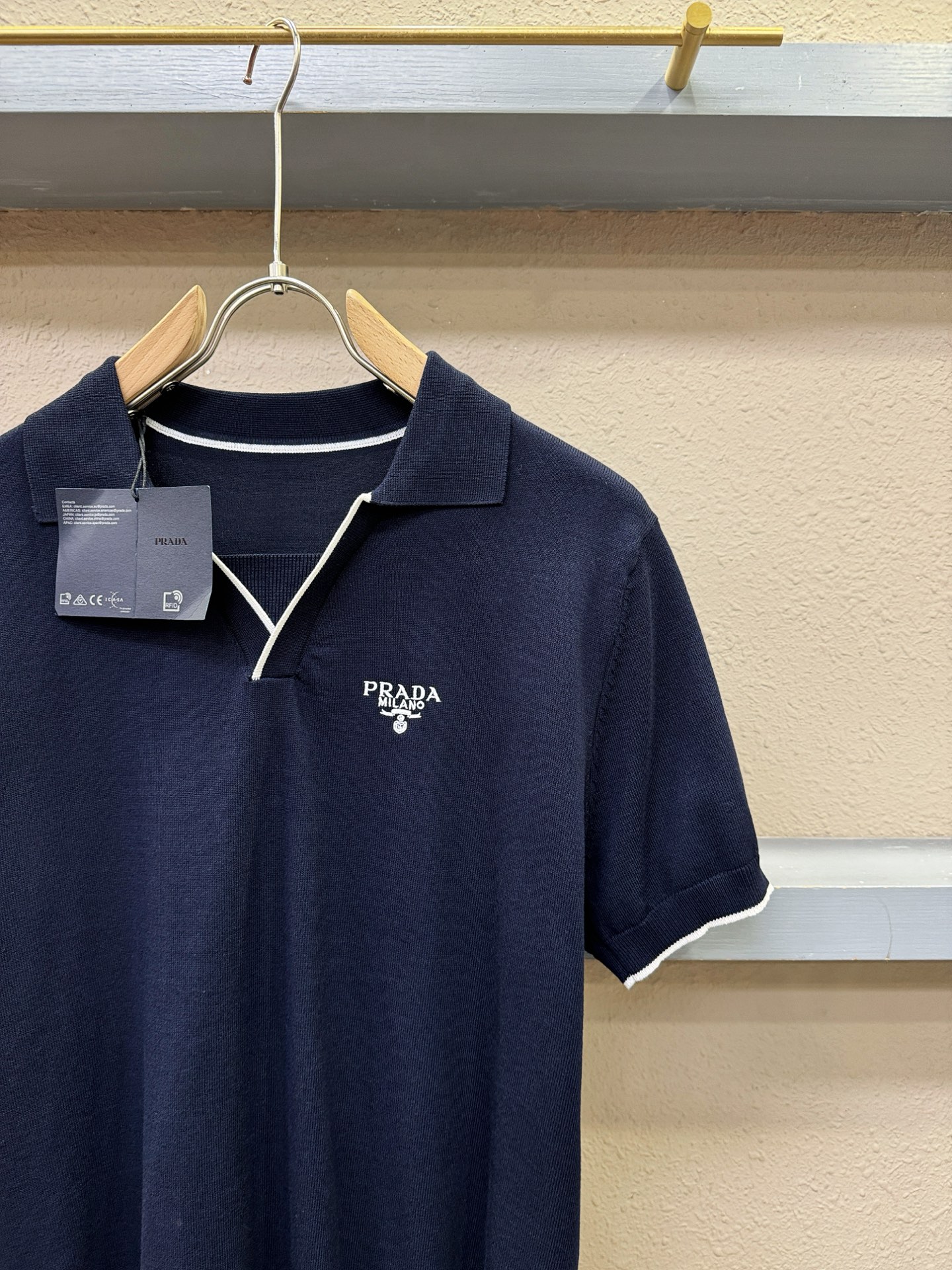 PRADA普拉达 2026春夏新品针织短袖，进口针织面料，手感柔软。顶级进口私货，时尚设计潮流短袖针织衫