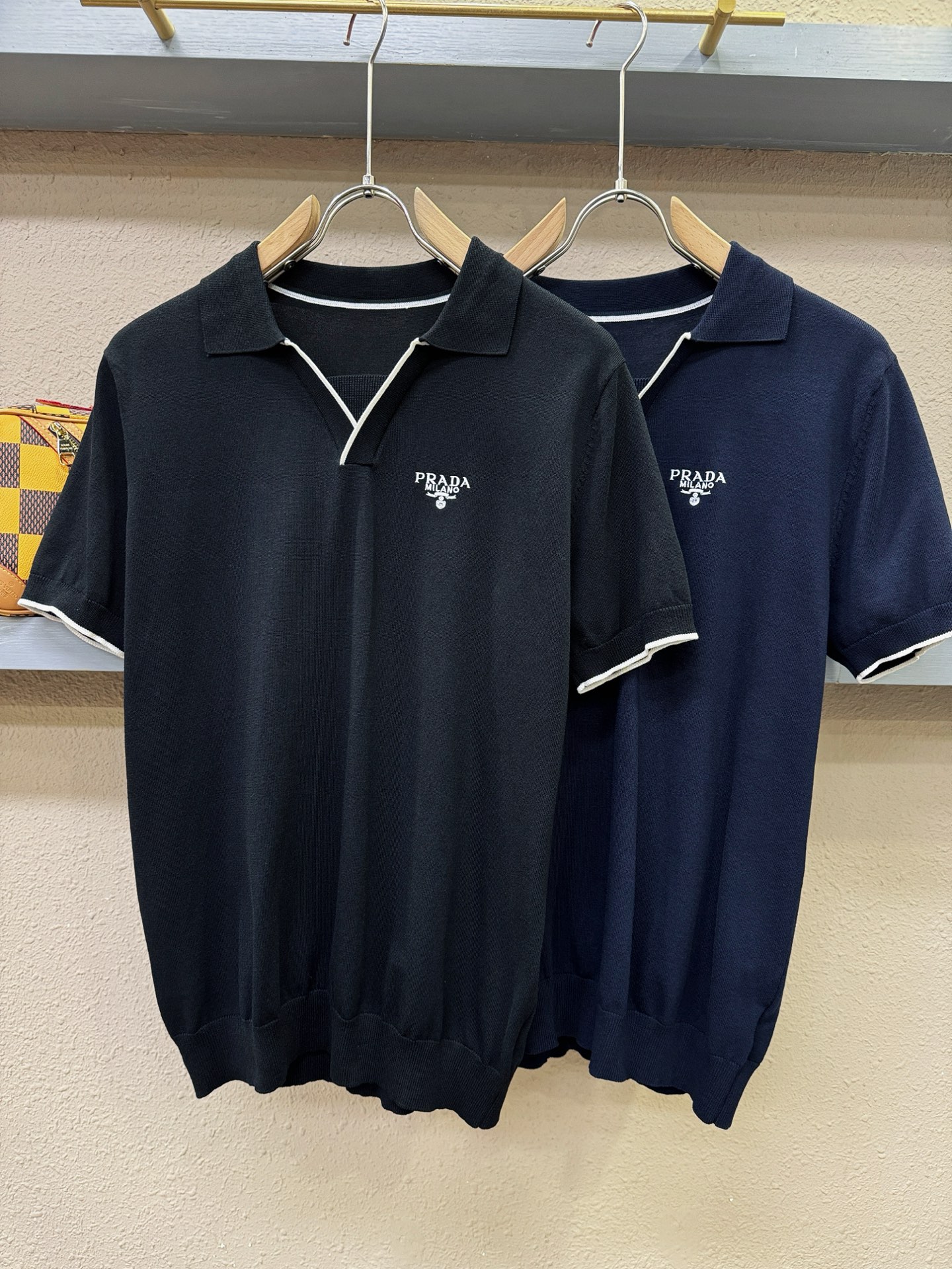 PRADA普拉达 2026春夏新品针织短袖，进口针织面料，手感柔软。顶级进口私货，时尚设计潮流短袖针织衫