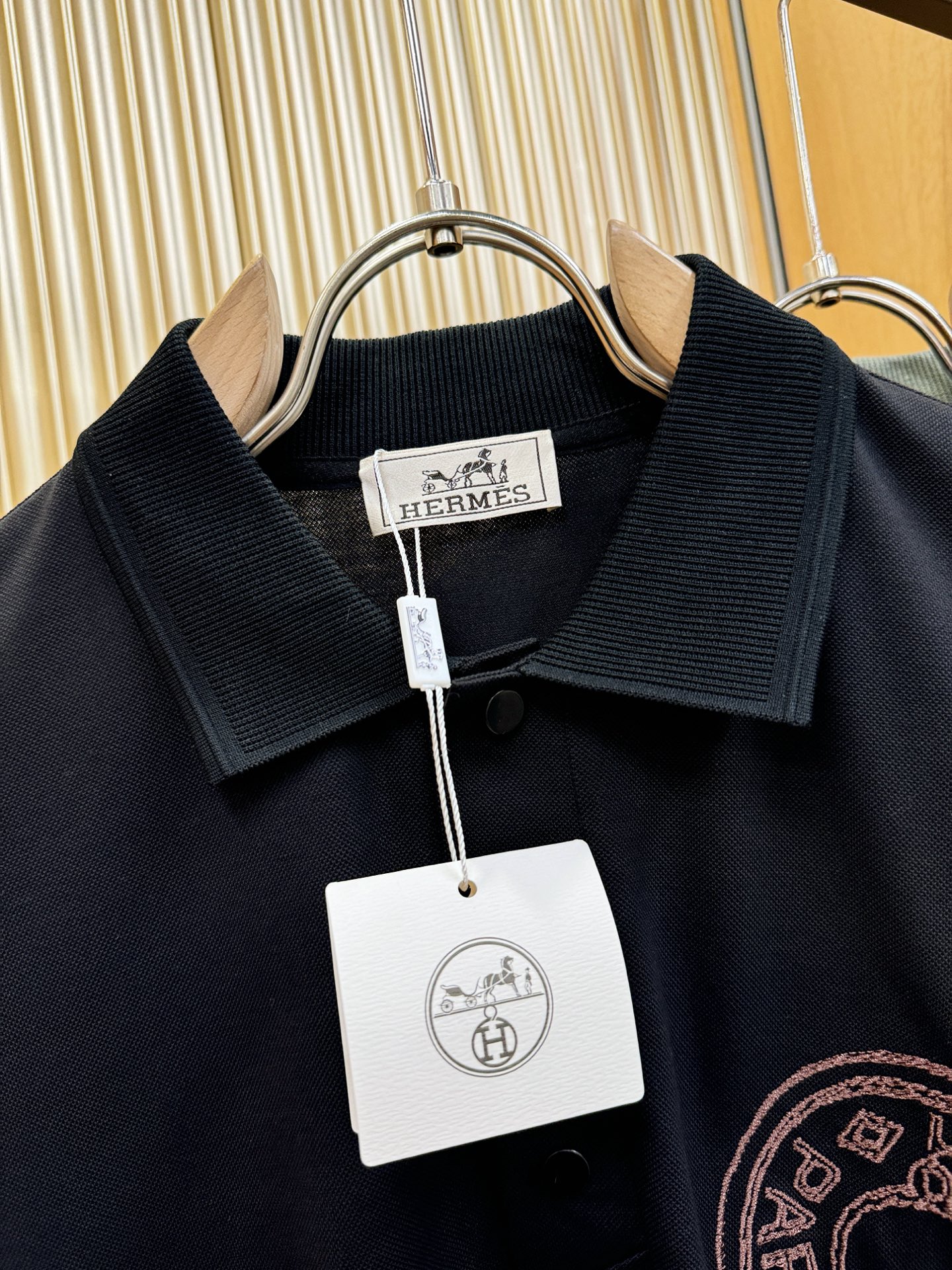 Hermès爱马仕 2026春夏新款首发专柜最新款翻领短袖，定制面料，高端订制 设计前卫时尚！品牌log