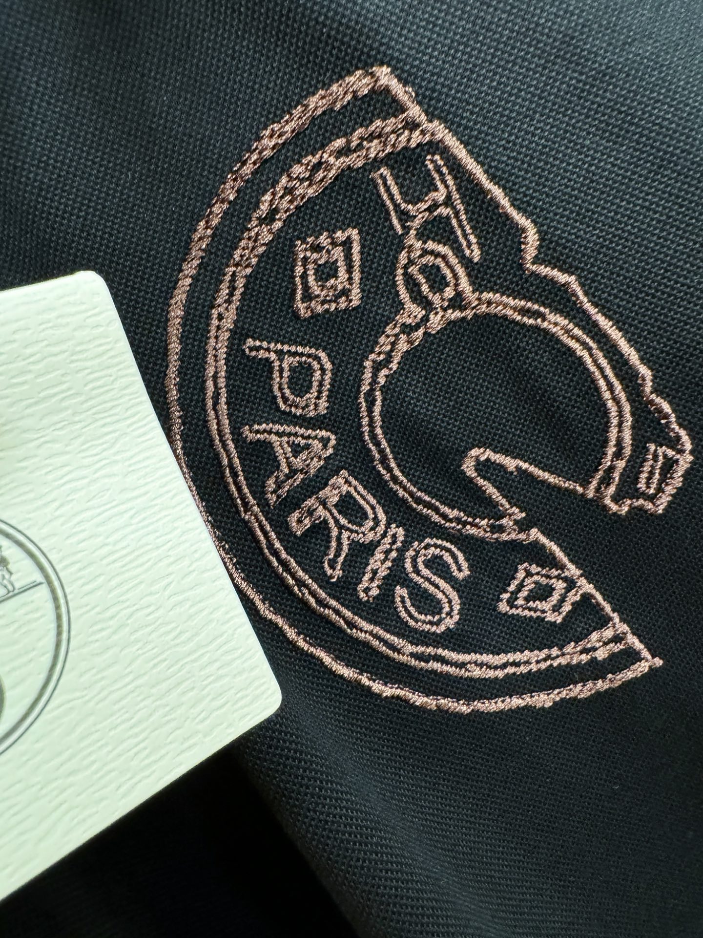 Hermès爱马仕 2026春夏新款首发专柜最新款翻领短袖，定制面料，高端订制 设计前卫时尚！品牌log