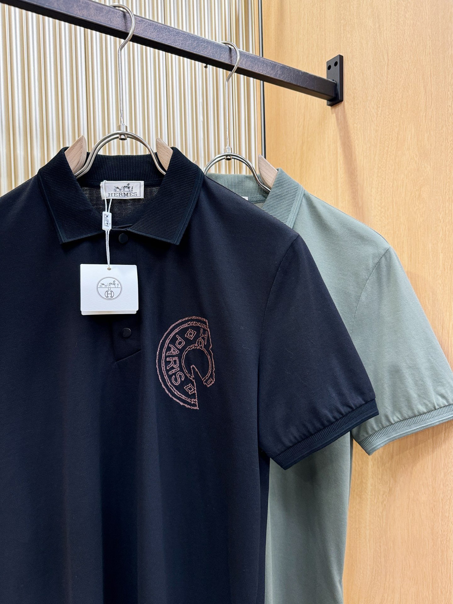 Hermès爱马仕 2026春夏新款首发专柜最新款翻领短袖，定制面料，高端订制 设计前卫时尚！品牌log