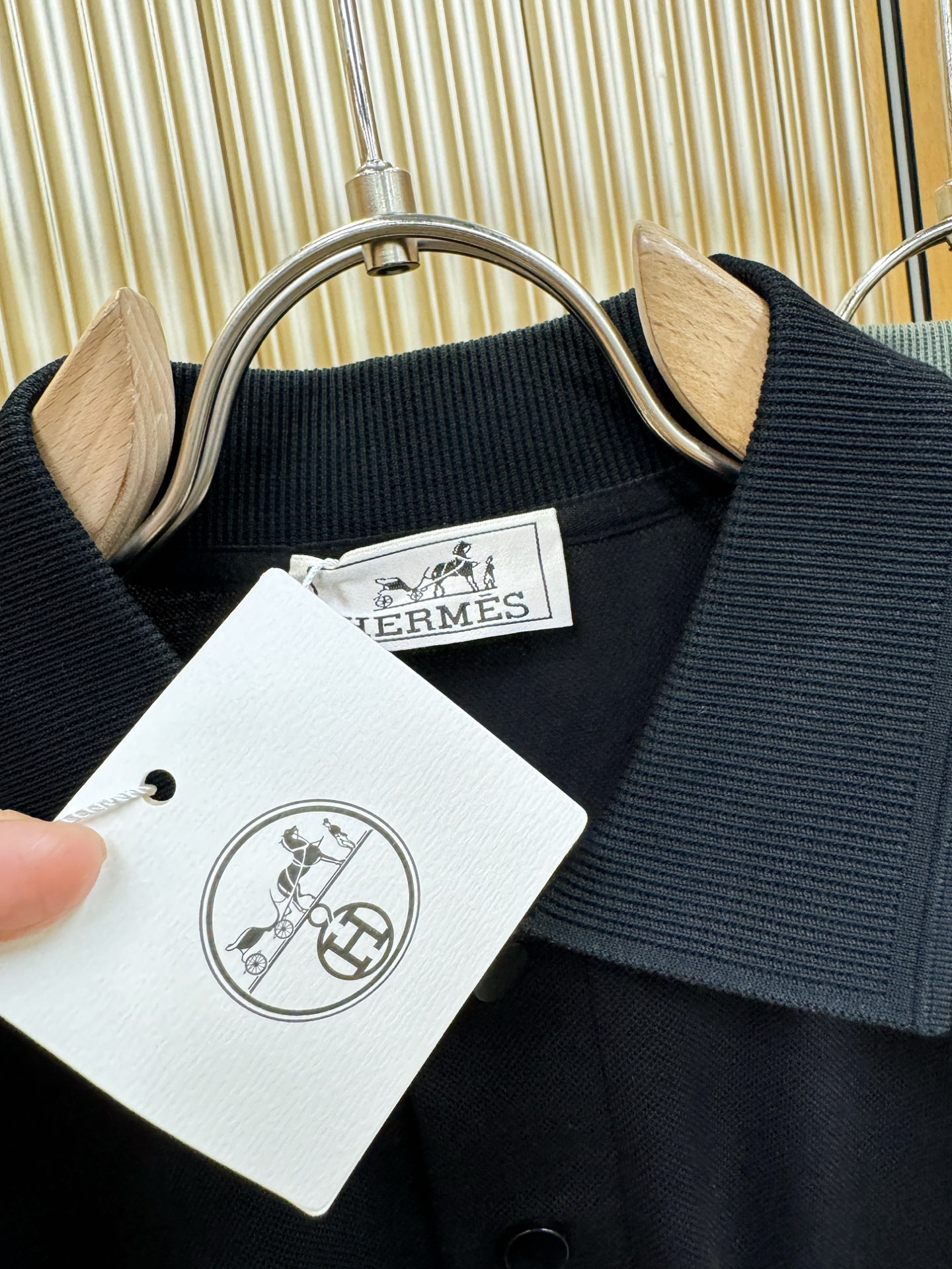 Hermès爱马仕 2026春夏新款首发专柜最新款翻领短袖，定制面料，高端订制 设计前卫时尚！品牌log