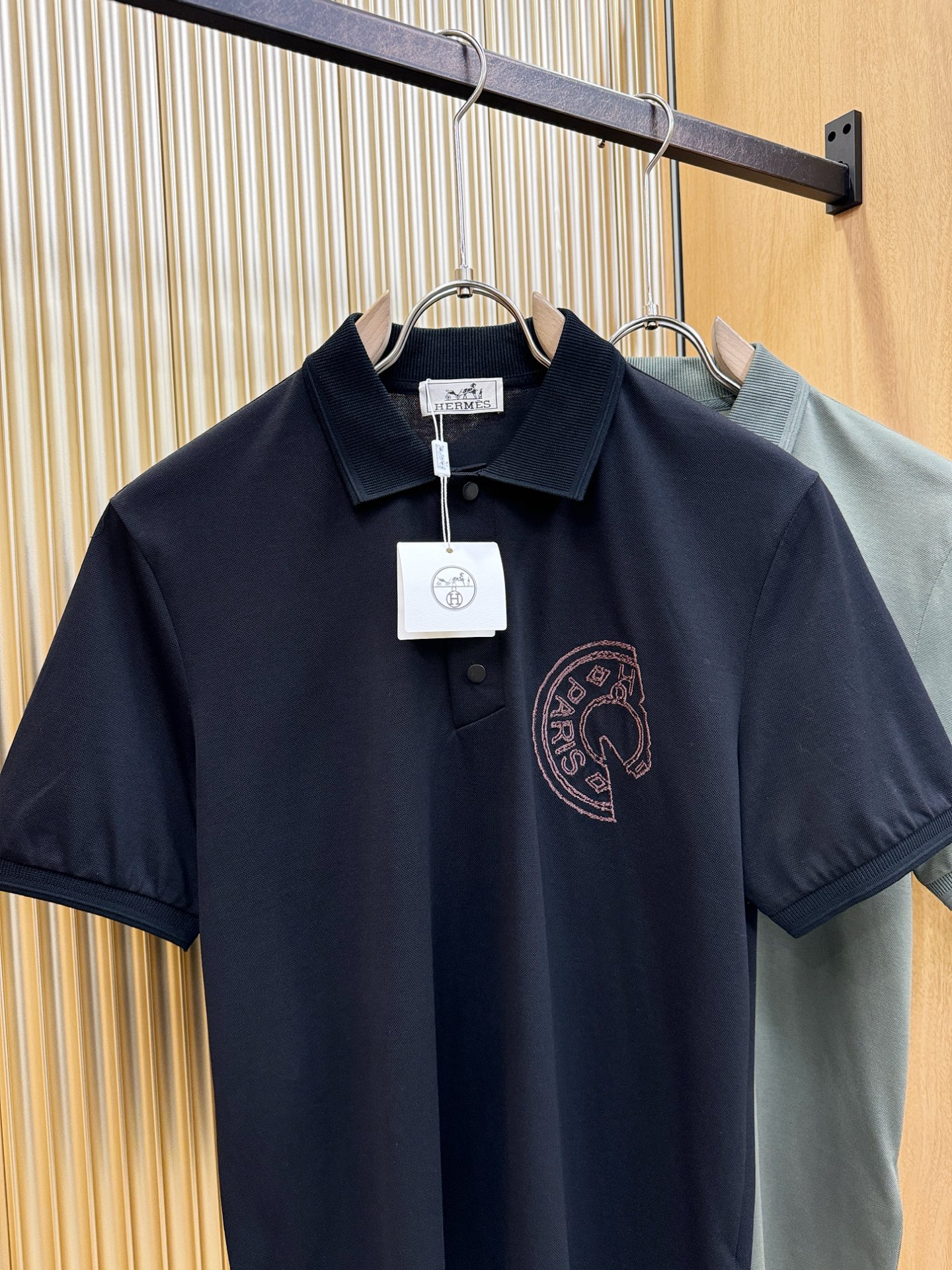 Hermès爱马仕 2026春夏新款首发专柜最新款翻领短袖，定制面料，高端订制 设计前卫时尚！品牌log
