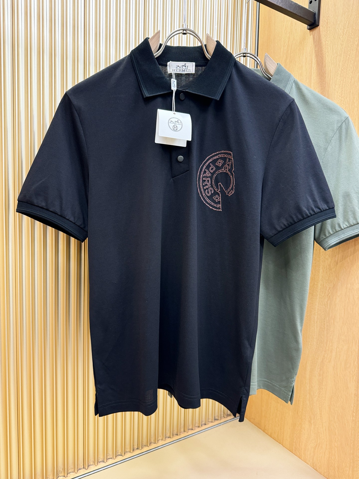Hermès爱马仕 2026春夏新款首发专柜最新款翻领短袖，定制面料，高端订制 设计前卫时尚！品牌log