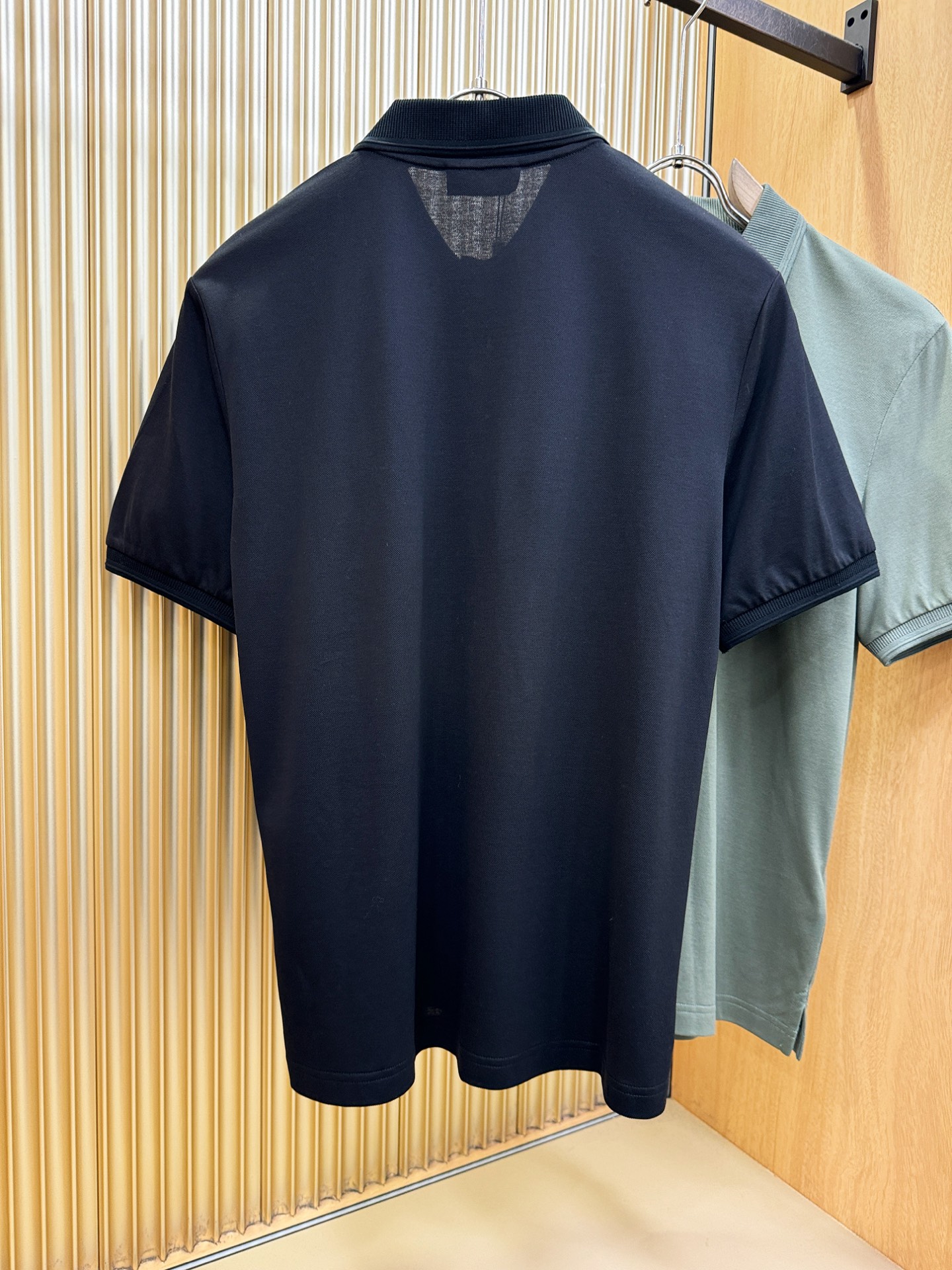 Hermès爱马仕 2026春夏新款首发专柜最新款翻领短袖，定制面料，高端订制 设计前卫时尚！品牌log