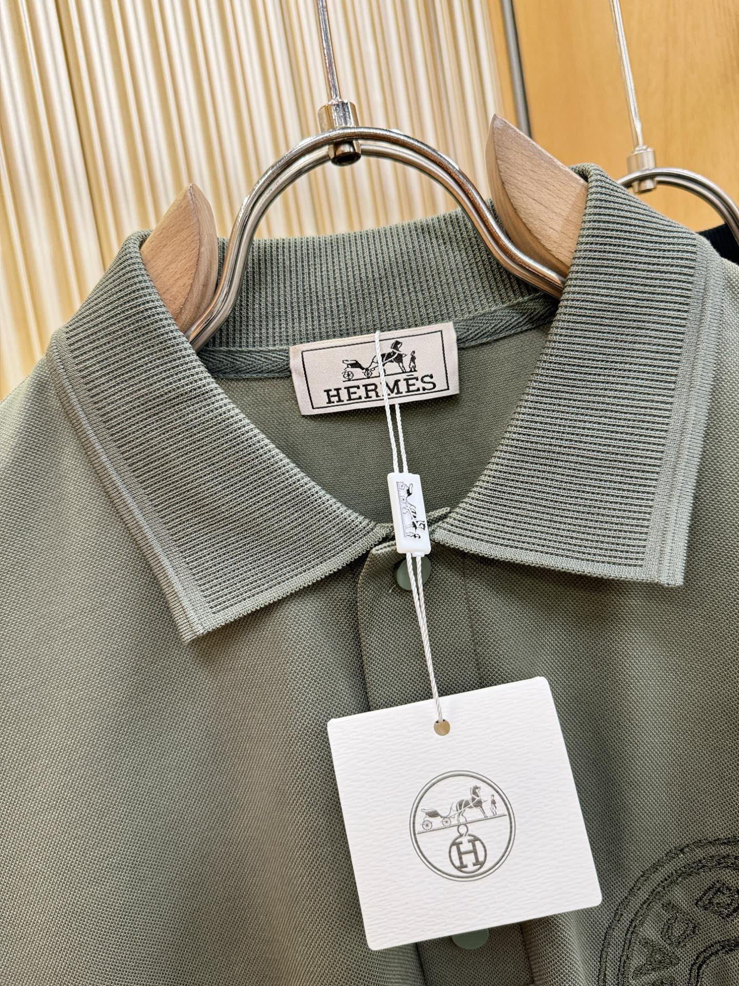 Hermès爱马仕 2026春夏新款首发专柜最新款翻领短袖，定制面料，高端订制 设计前卫时尚！品牌log