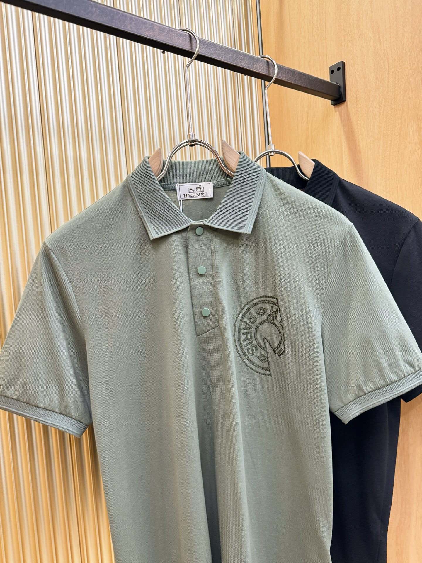 Hermès爱马仕 2026春夏新款首发专柜最新款翻领短袖，定制面料，高端订制 设计前卫时尚！品牌log