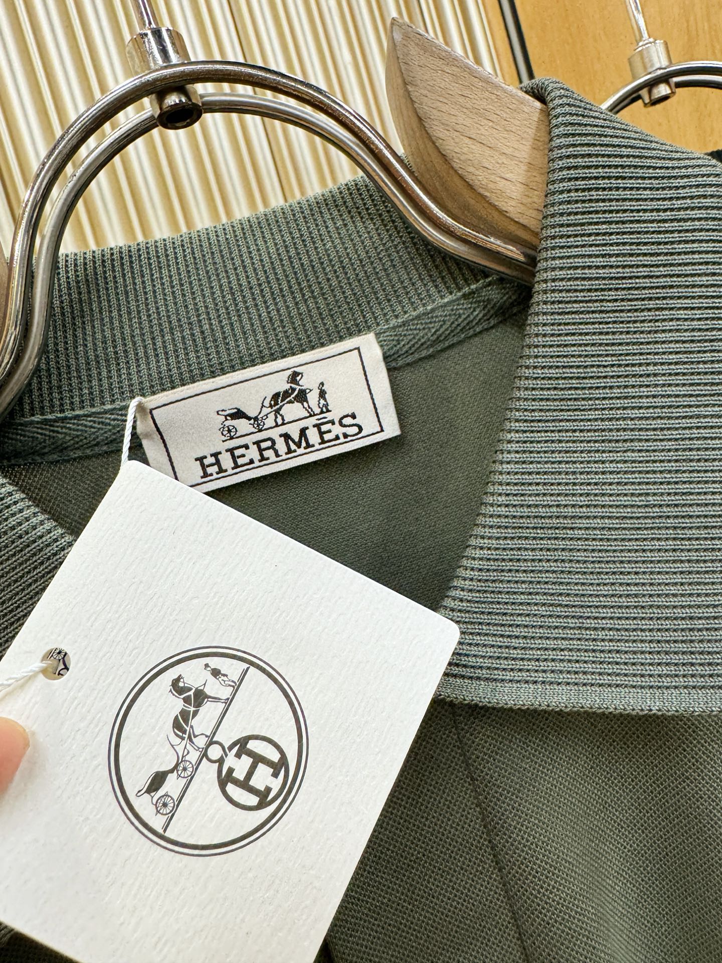 Hermès爱马仕 2026春夏新款首发专柜最新款翻领短袖，定制面料，高端订制 设计前卫时尚！品牌log