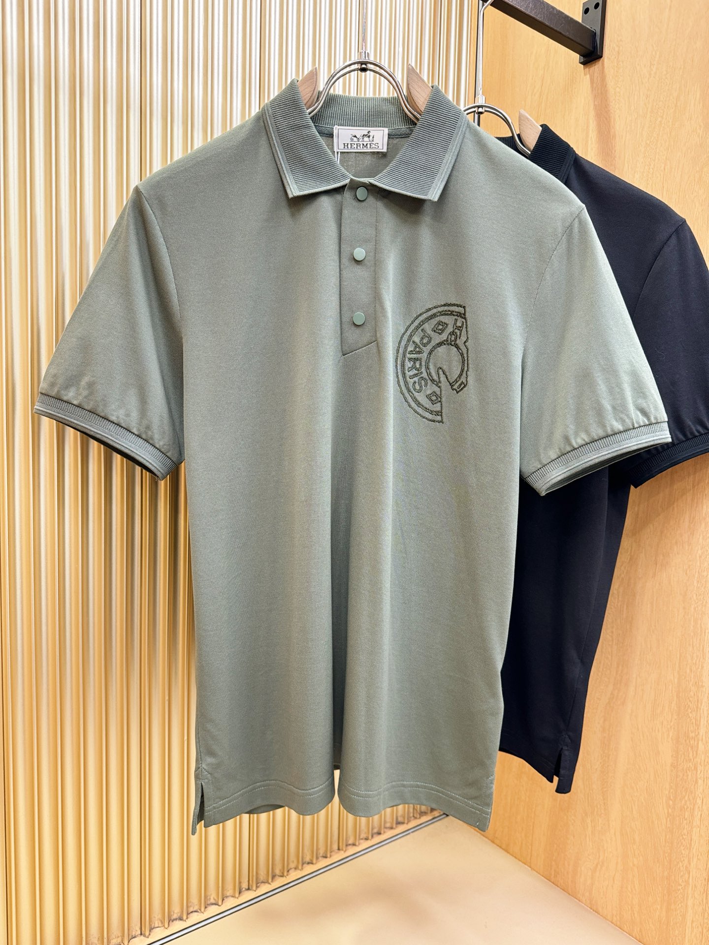 Hermès爱马仕 2026春夏新款首发专柜最新款翻领短袖，定制面料，高端订制 设计前卫时尚！品牌log