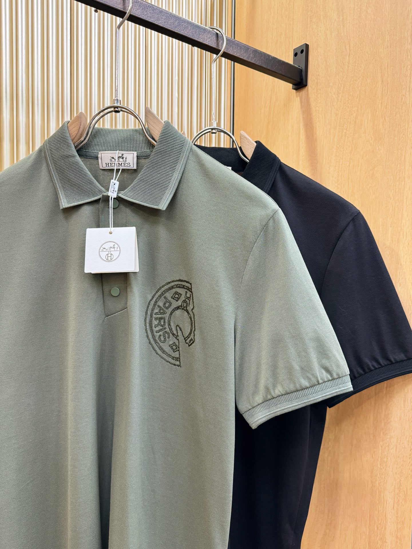 Hermès爱马仕 2026春夏新款首发专柜最新款翻领短袖，定制面料，高端订制 设计前卫时尚！品牌log