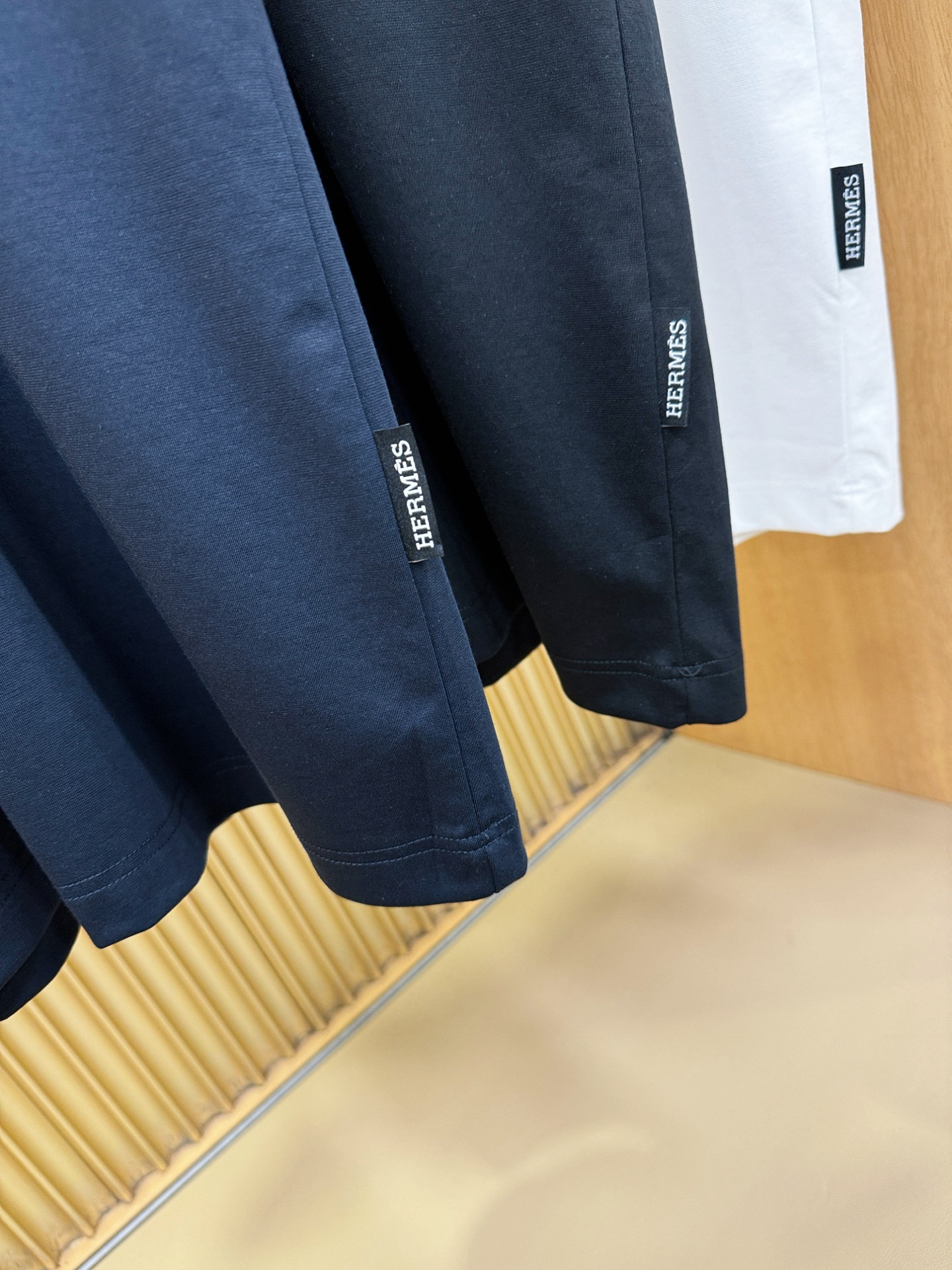 Hermès爱马仕 2026春夏新款首发专柜最新款翻领短袖，定制面料，高端订制 设计前卫时尚！品牌log