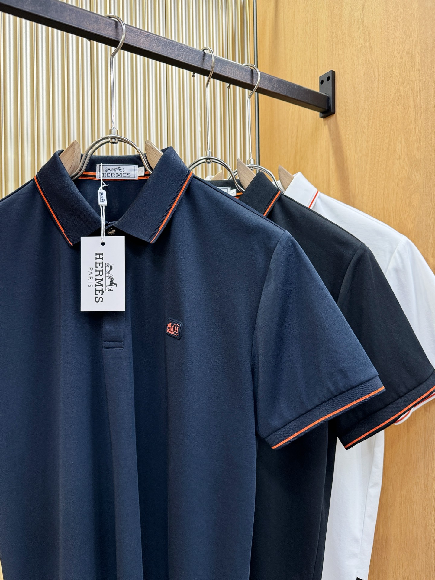 Hermès爱马仕 2026春夏新款首发专柜最新款翻领短袖，定制面料，高端订制 设计前卫时尚！品牌log