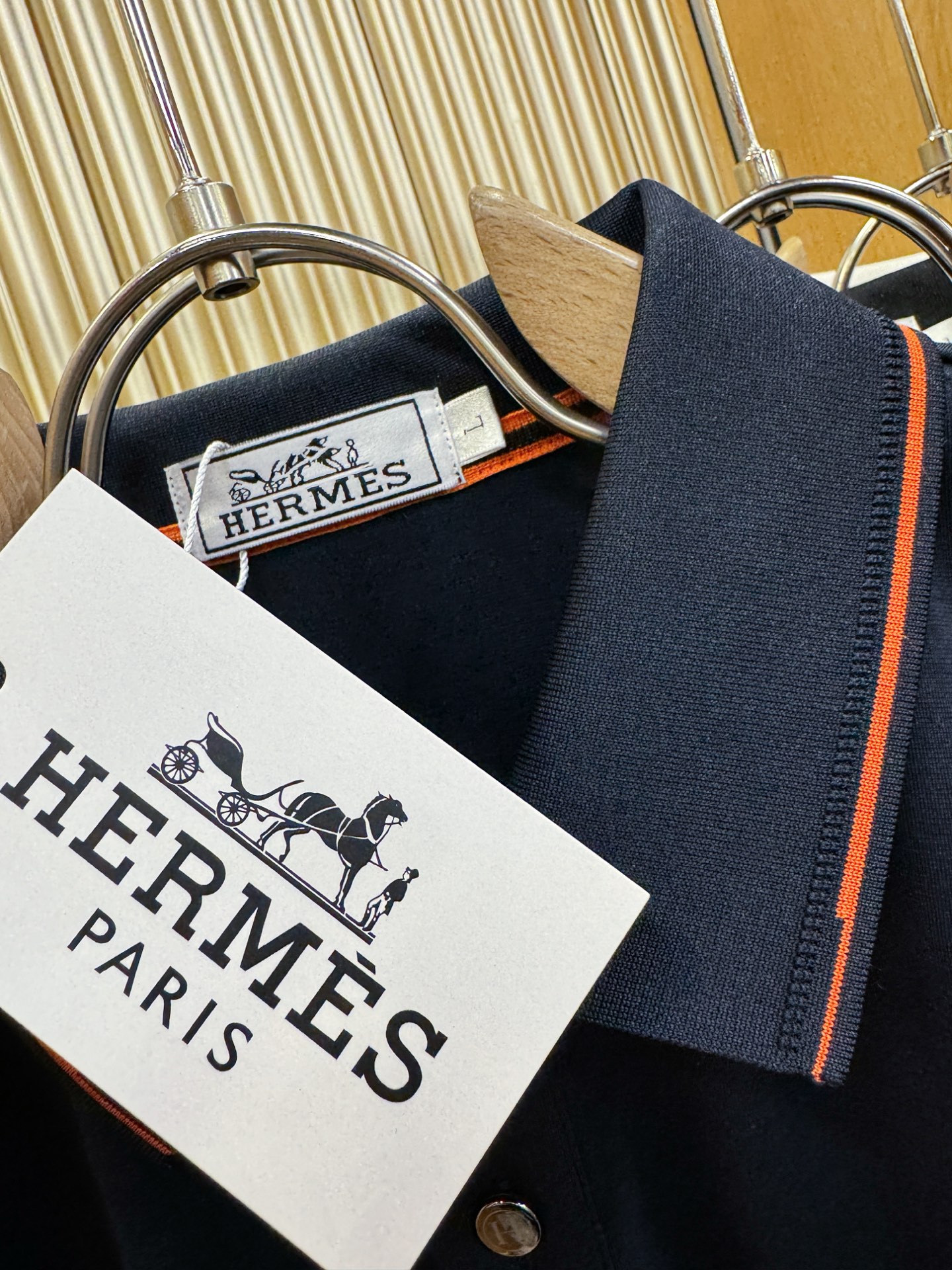 Hermès爱马仕 2026春夏新款首发专柜最新款翻领短袖，定制面料，高端订制 设计前卫时尚！品牌log