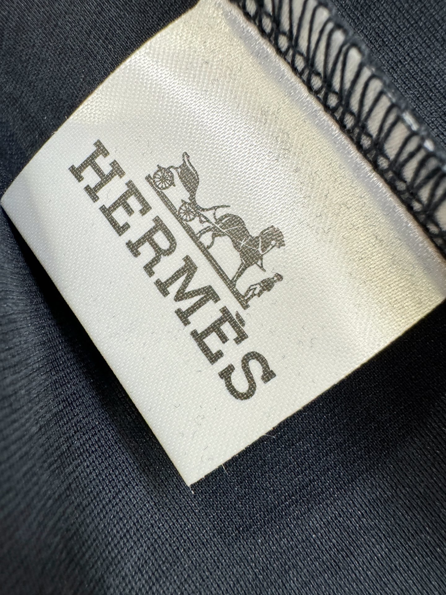 Hermès爱马仕 2026春夏新款首发专柜最新款翻领短袖，定制面料，高端订制 设计前卫时尚！品牌log