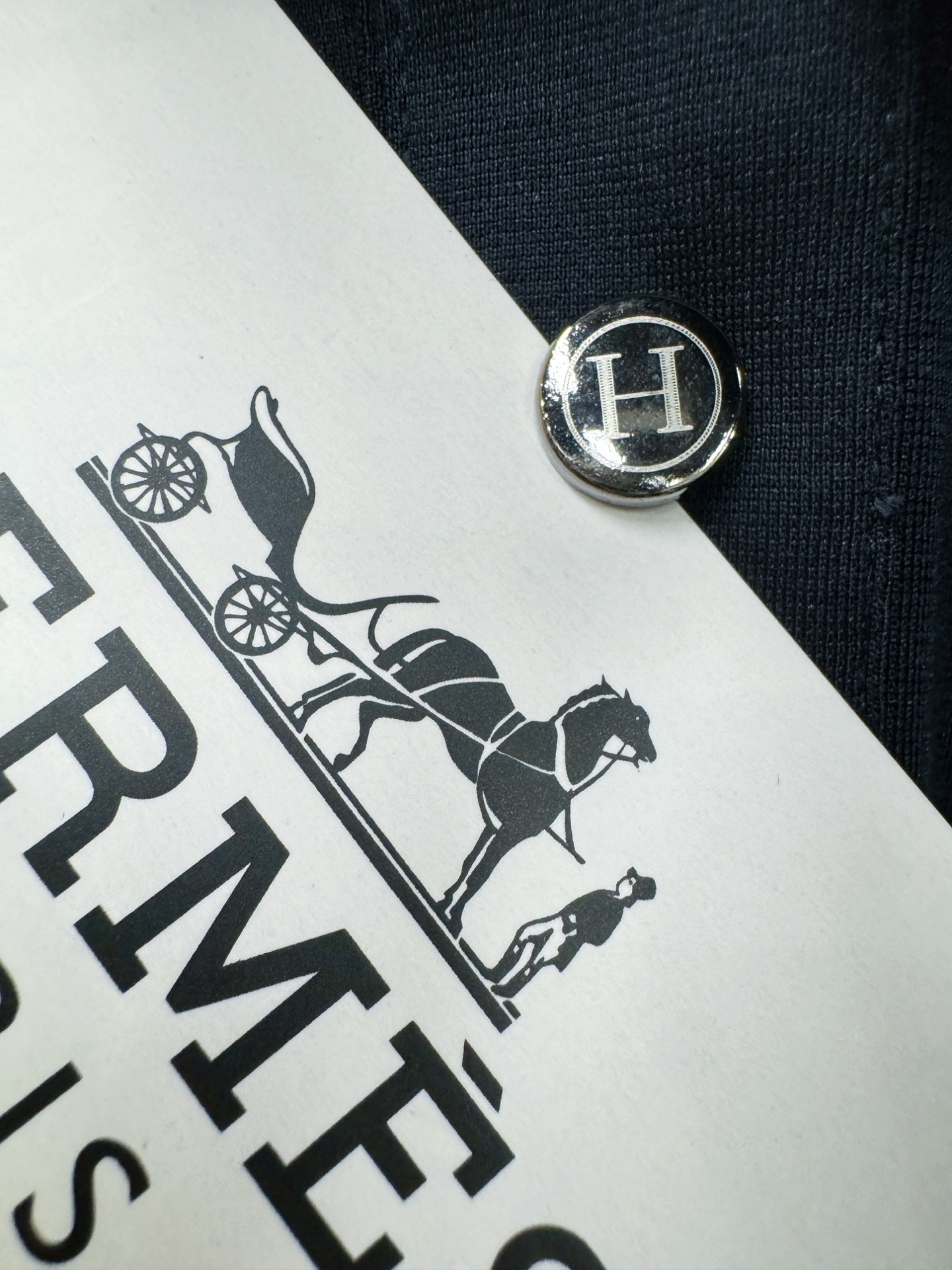 Hermès爱马仕 2026春夏新款首发专柜最新款翻领短袖，定制面料，高端订制 设计前卫时尚！品牌log