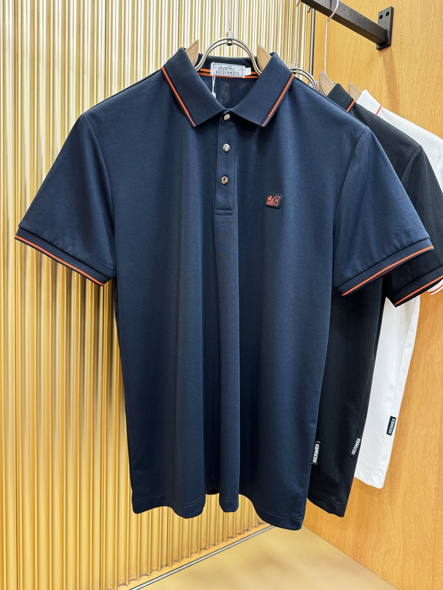 Hermès爱马仕 2026春夏新款首发专柜最新款翻领短袖，定制面料，高端订制 设计前卫时尚！品牌log