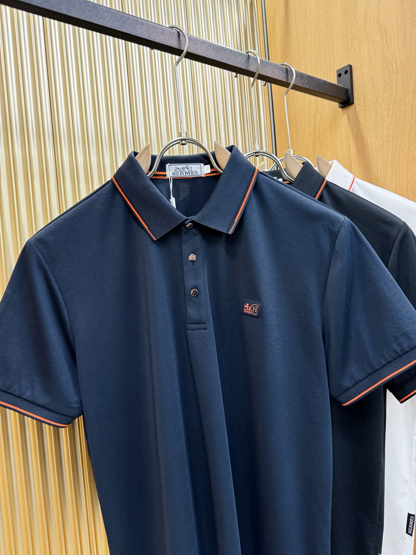 Hermès爱马仕 2026春夏新款首发专柜最新款翻领短袖，定制面料，高端订制 设计前卫时尚！品牌log