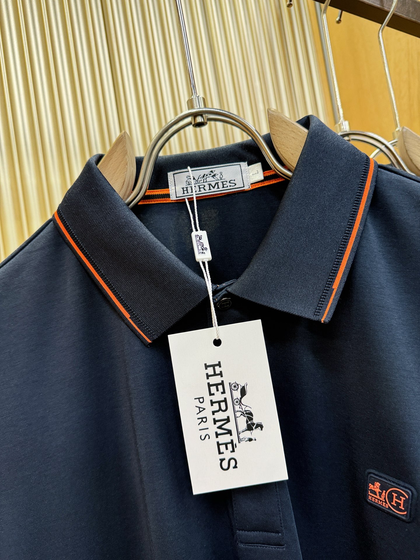 Hermès爱马仕 2026春夏新款首发专柜最新款翻领短袖，定制面料，高端订制 设计前卫时尚！品牌log