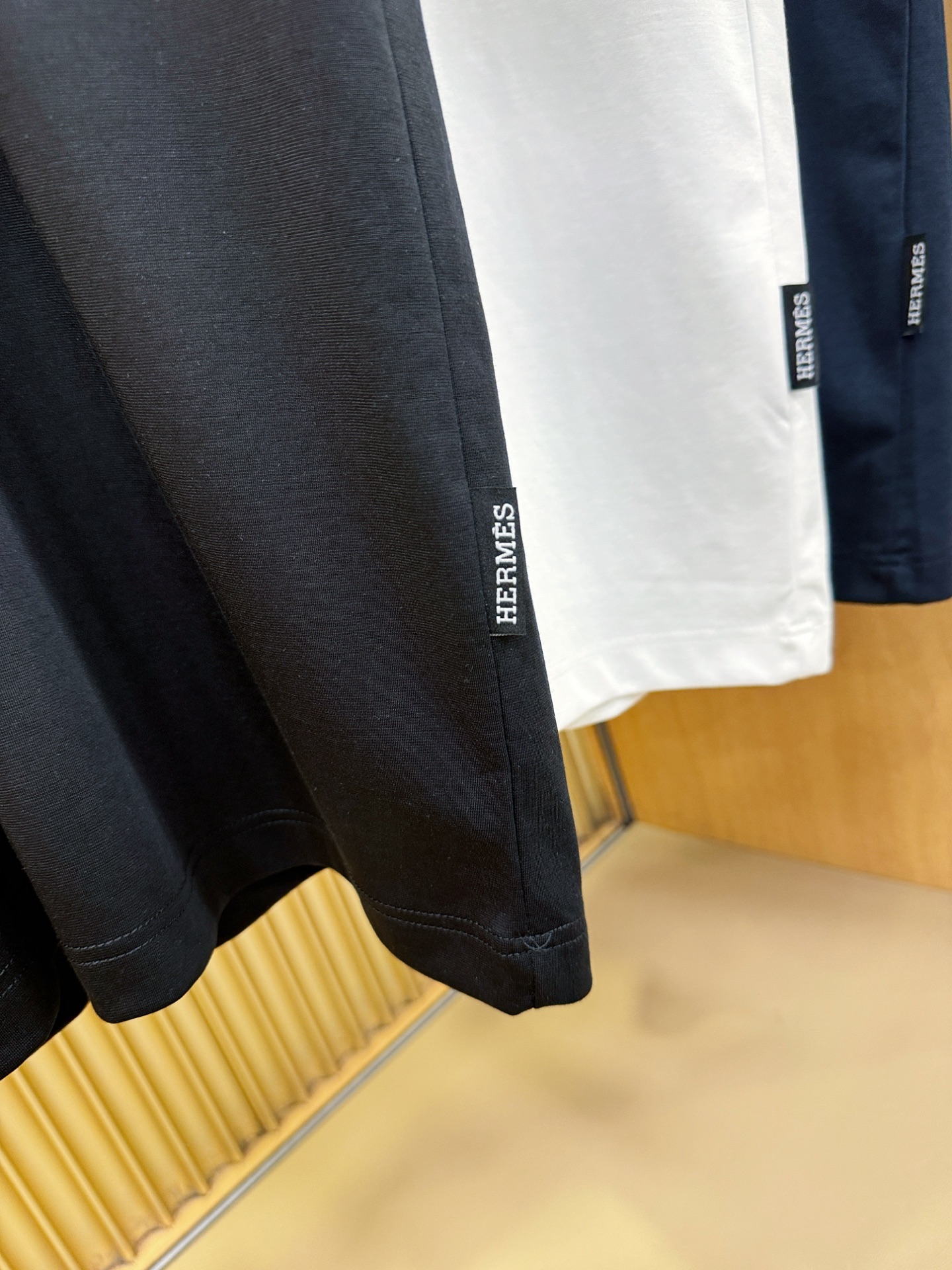 Hermès爱马仕 2026春夏新款首发专柜最新款翻领短袖，定制面料，高端订制 设计前卫时尚！品牌log