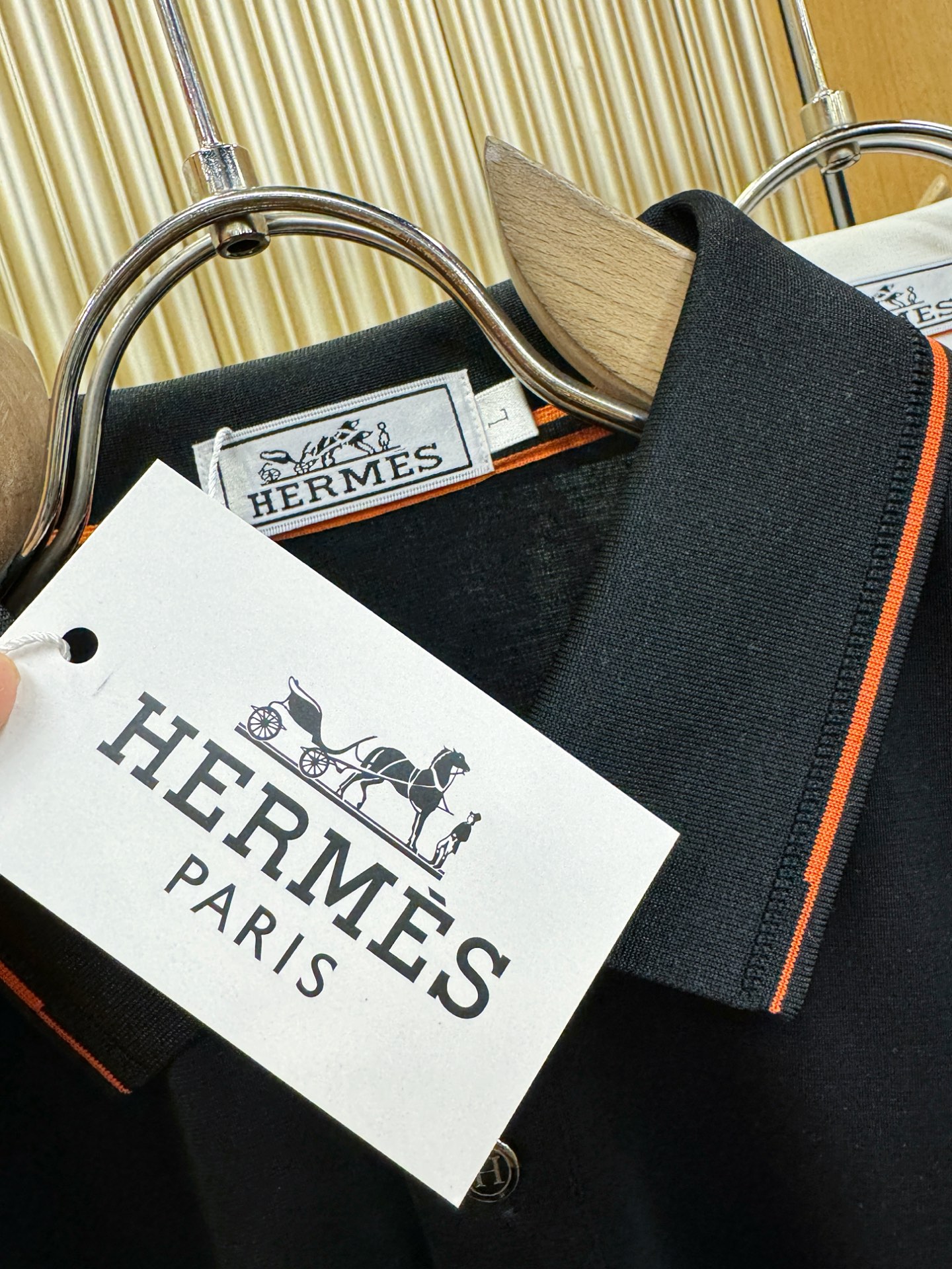 Hermès爱马仕 2026春夏新款首发专柜最新款翻领短袖，定制面料，高端订制 设计前卫时尚！品牌log