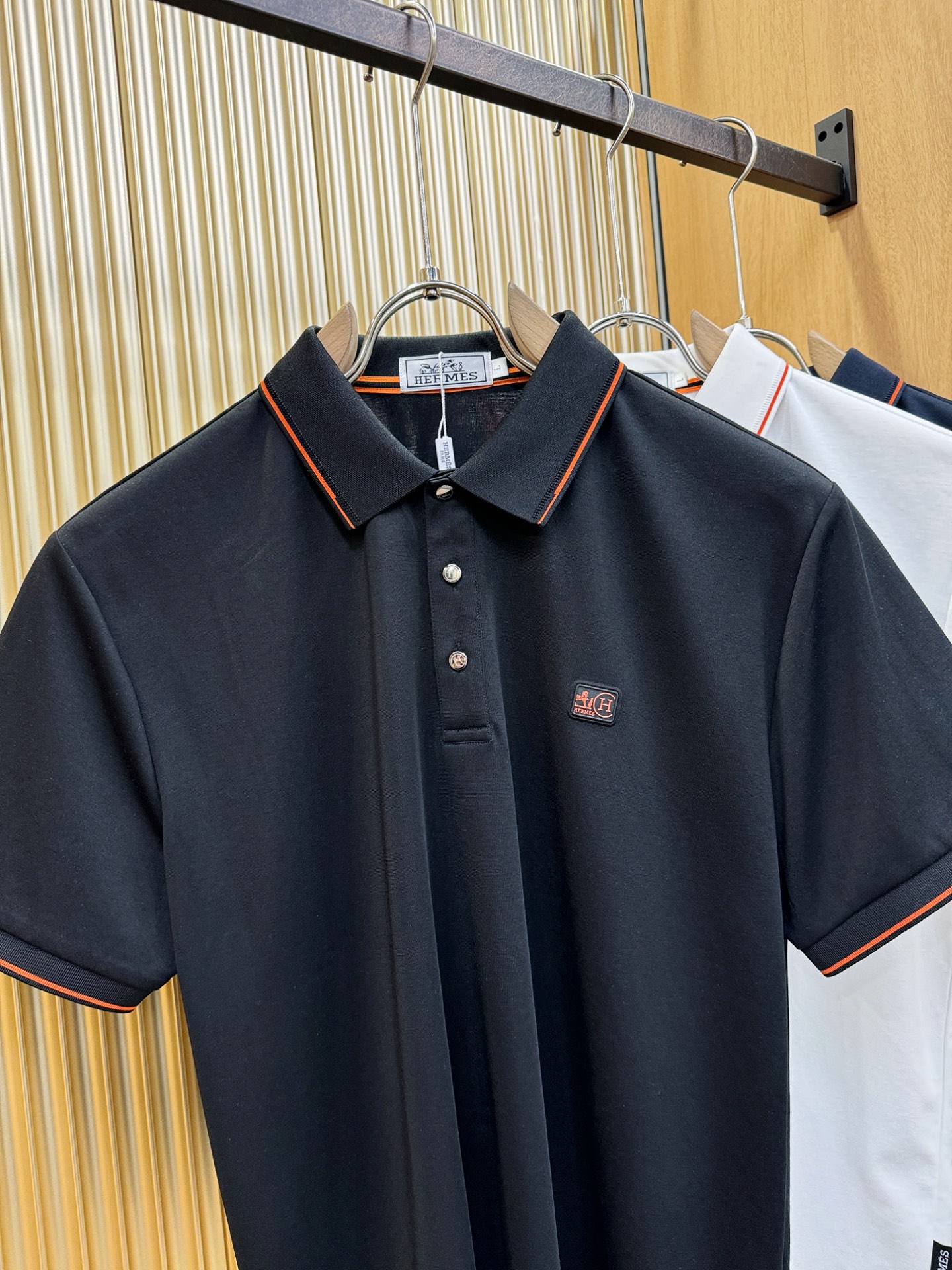 Hermès爱马仕 2026春夏新款首发专柜最新款翻领短袖，定制面料，高端订制 设计前卫时尚！品牌log