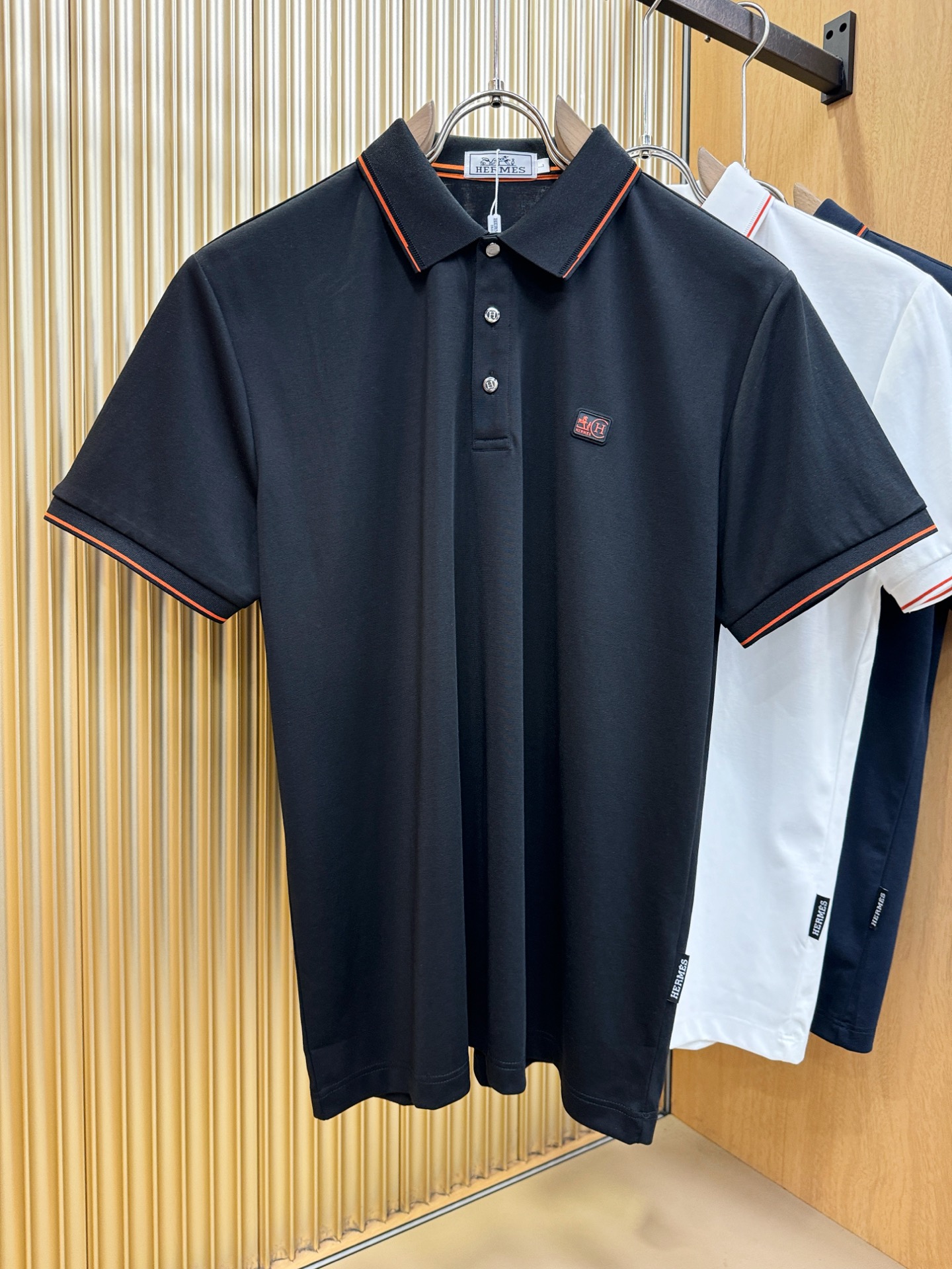 Hermès爱马仕 2026春夏新款首发专柜最新款翻领短袖，定制面料，高端订制 设计前卫时尚！品牌log