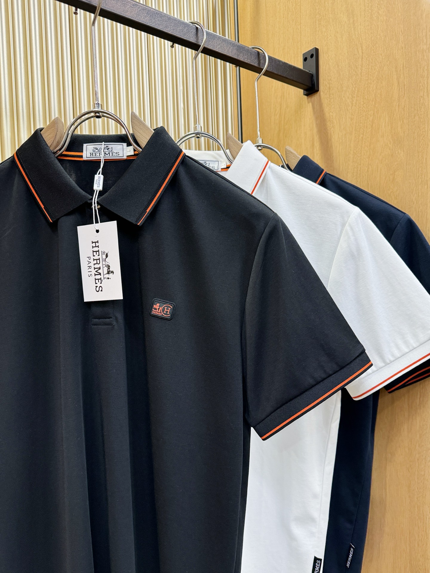 Hermès爱马仕 2026春夏新款首发专柜最新款翻领短袖，定制面料，高端订制 设计前卫时尚！品牌log