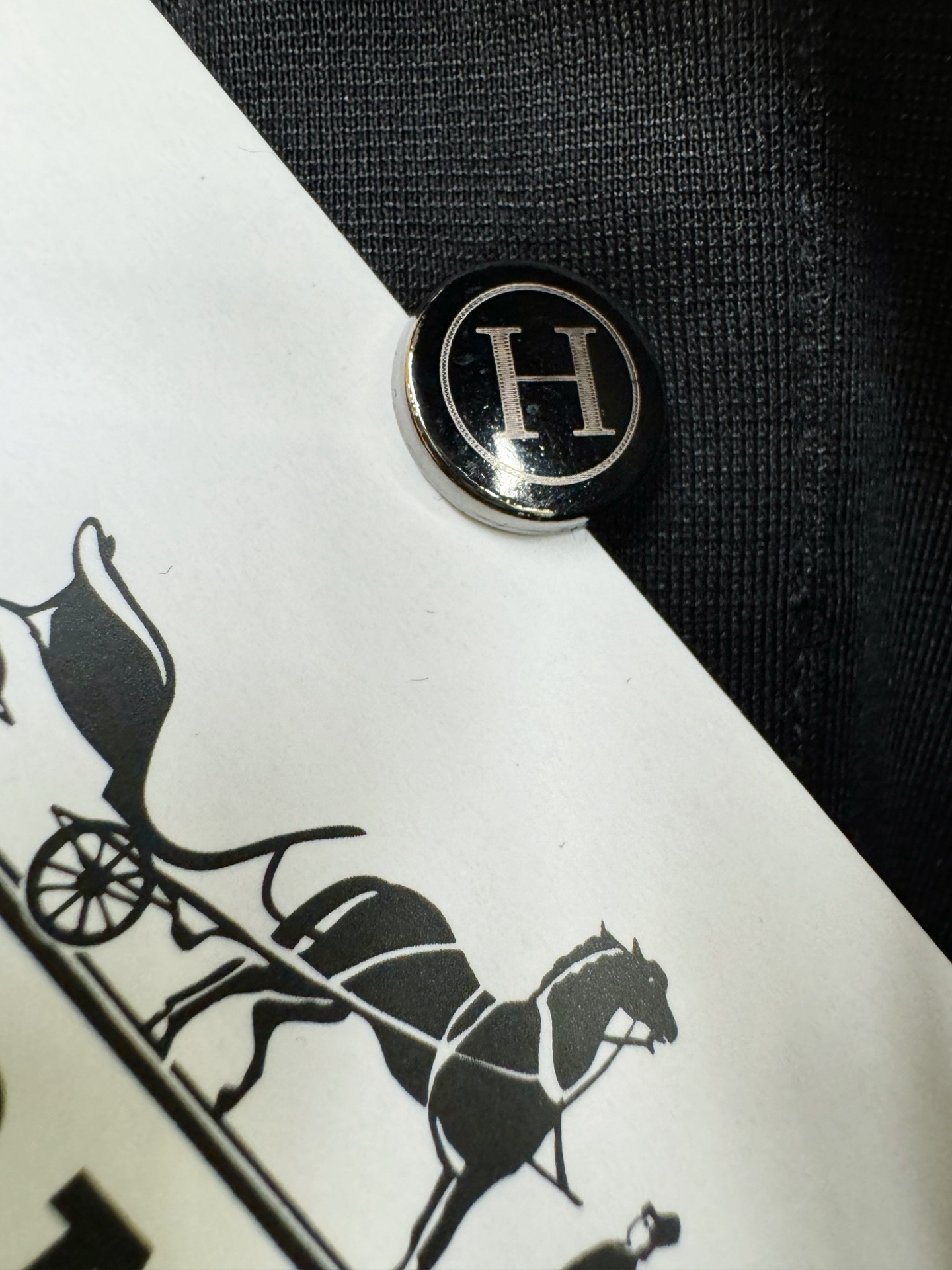 Hermès爱马仕 2026春夏新款首发专柜最新款翻领短袖，定制面料，高端订制 设计前卫时尚！品牌log