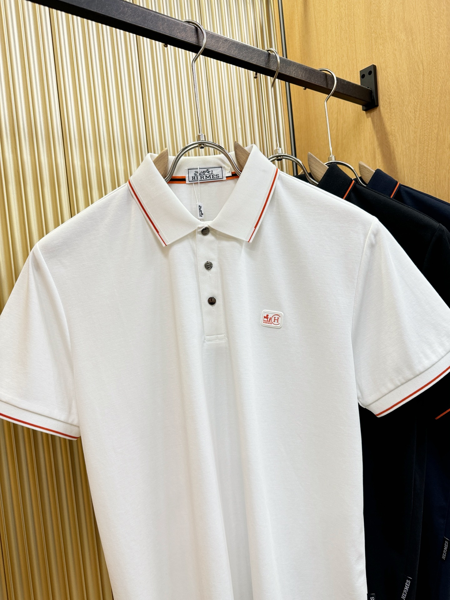Hermès爱马仕 2026春夏新款首发专柜最新款翻领短袖，定制面料，高端订制 设计前卫时尚！品牌log