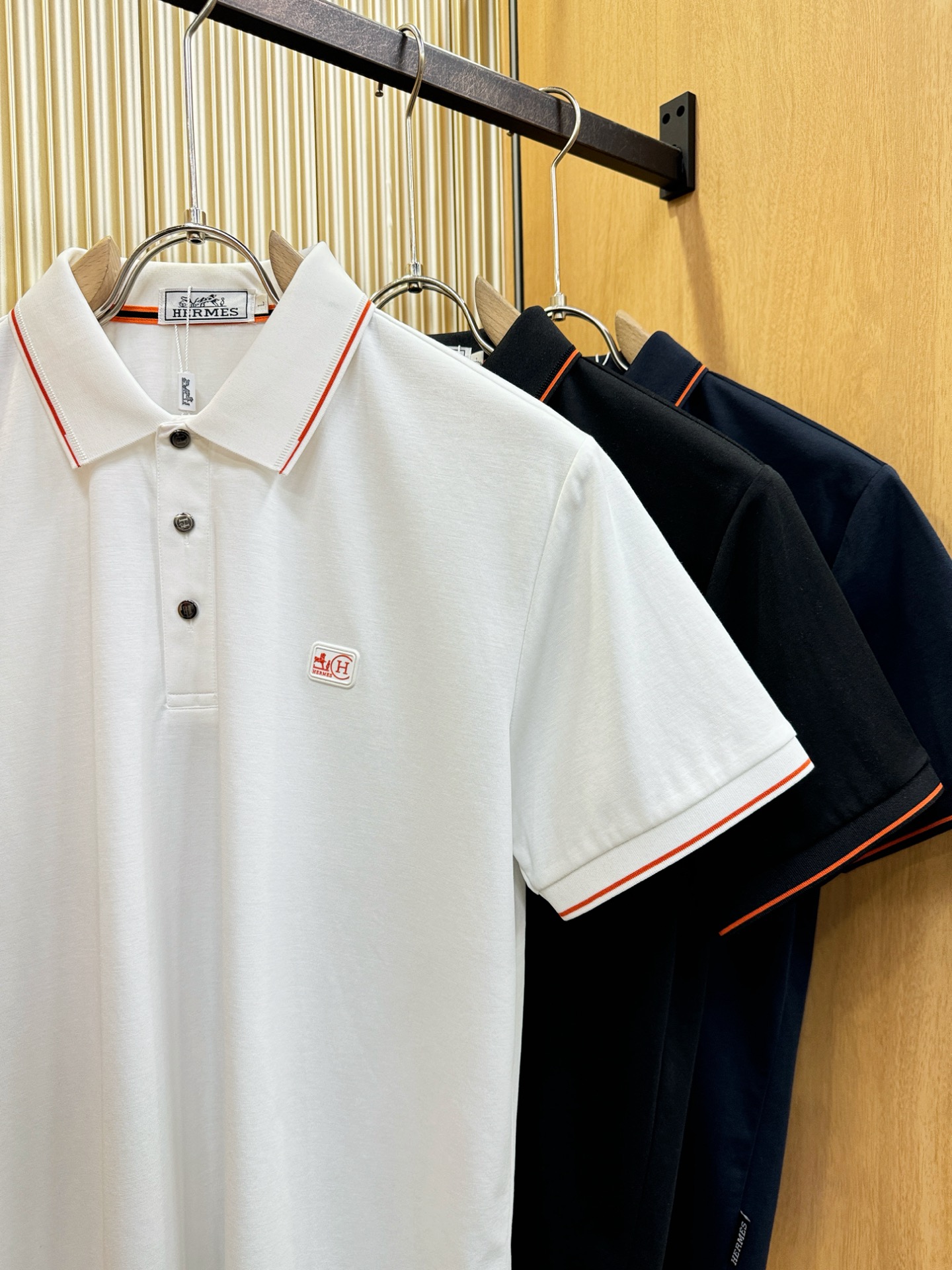 Hermès爱马仕 2026春夏新款首发专柜最新款翻领短袖，定制面料，高端订制 设计前卫时尚！品牌log