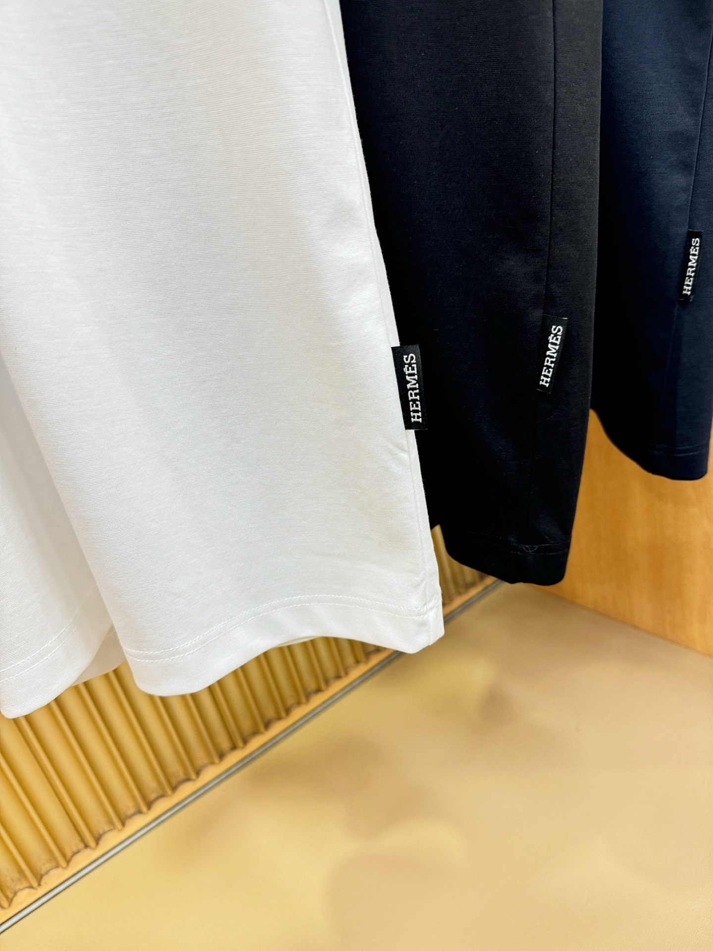 Hermès爱马仕 2026春夏新款首发专柜最新款翻领短袖，定制面料，高端订制 设计前卫时尚！品牌log