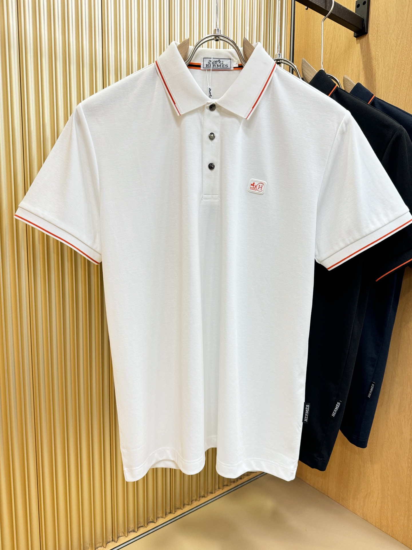 Hermès爱马仕 2026春夏新款首发专柜最新款翻领短袖，定制面料，高端订制 设计前卫时尚！品牌log