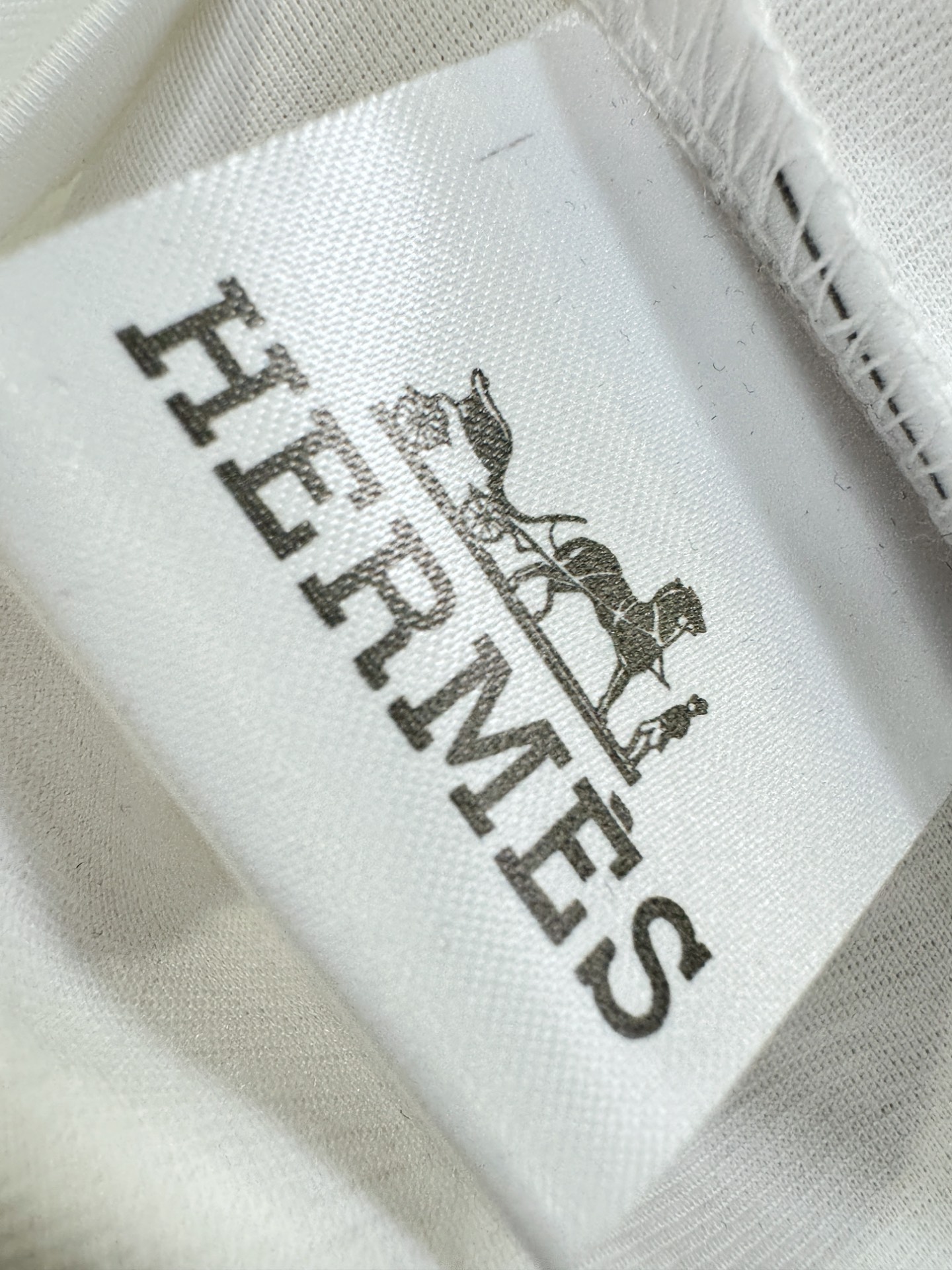 Hermès爱马仕 2026春夏新款首发专柜最新款翻领短袖，定制面料，高端订制 设计前卫时尚！品牌log